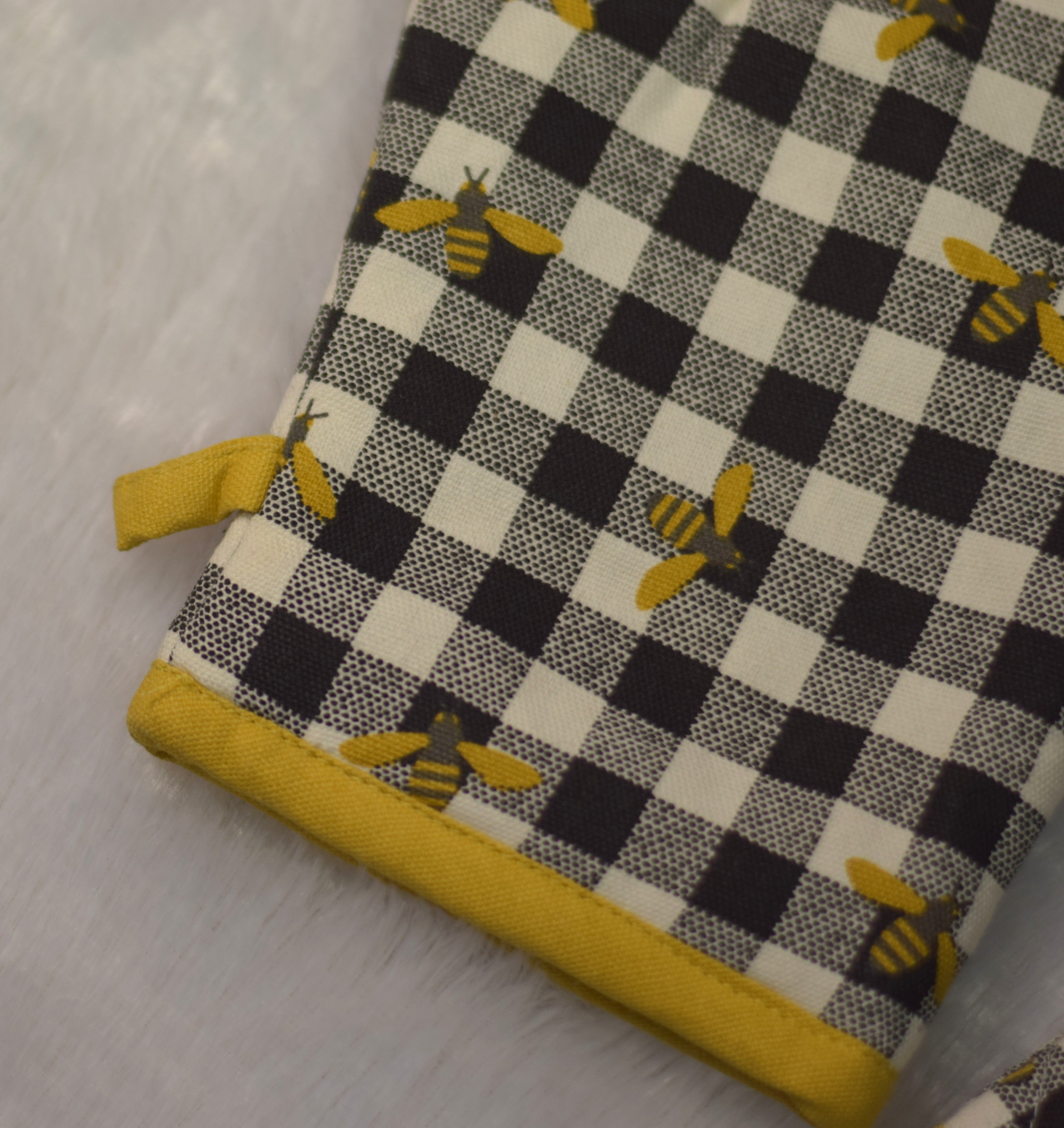 Honeybee Checkered Cotton Oven Gloves - Set of 2 - Detail View - Cotton - Nushio