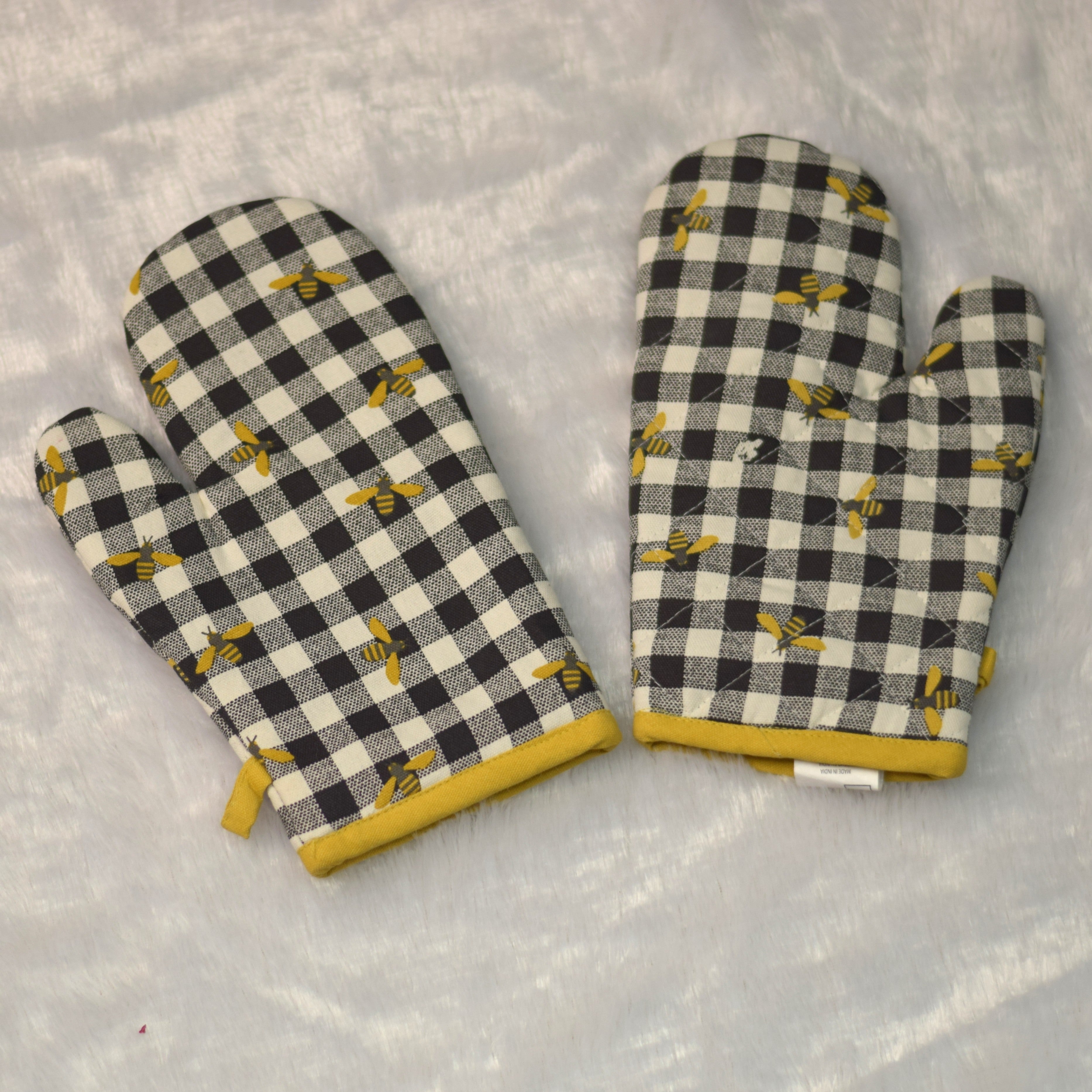 Honeybee Checkered Cotton Oven Gloves - Set of 2 - View 2 - Cotton - Nushio