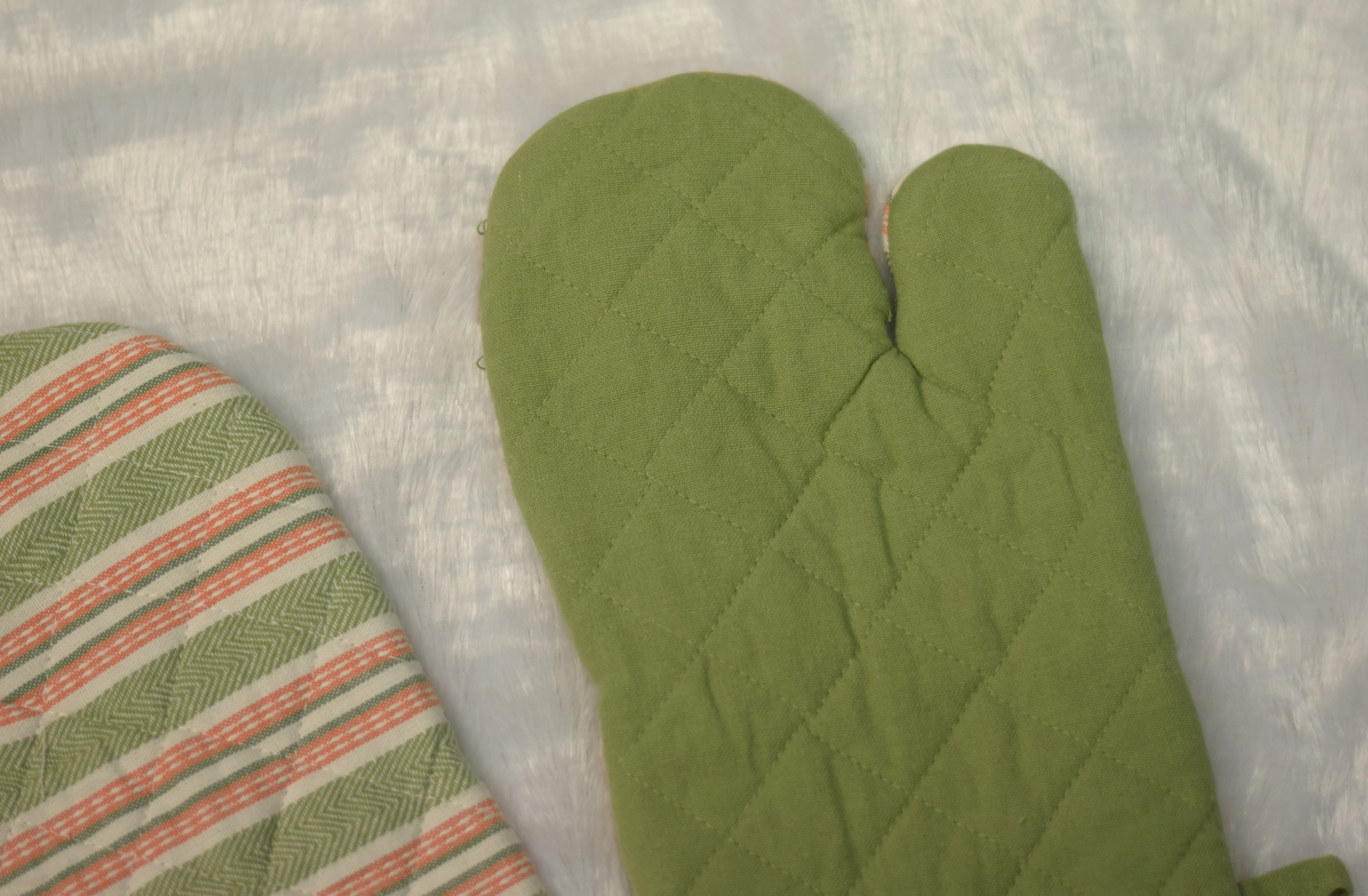 Green Quilted Cotton Oven Gloves - Kitchen Mitts (Set of 2)