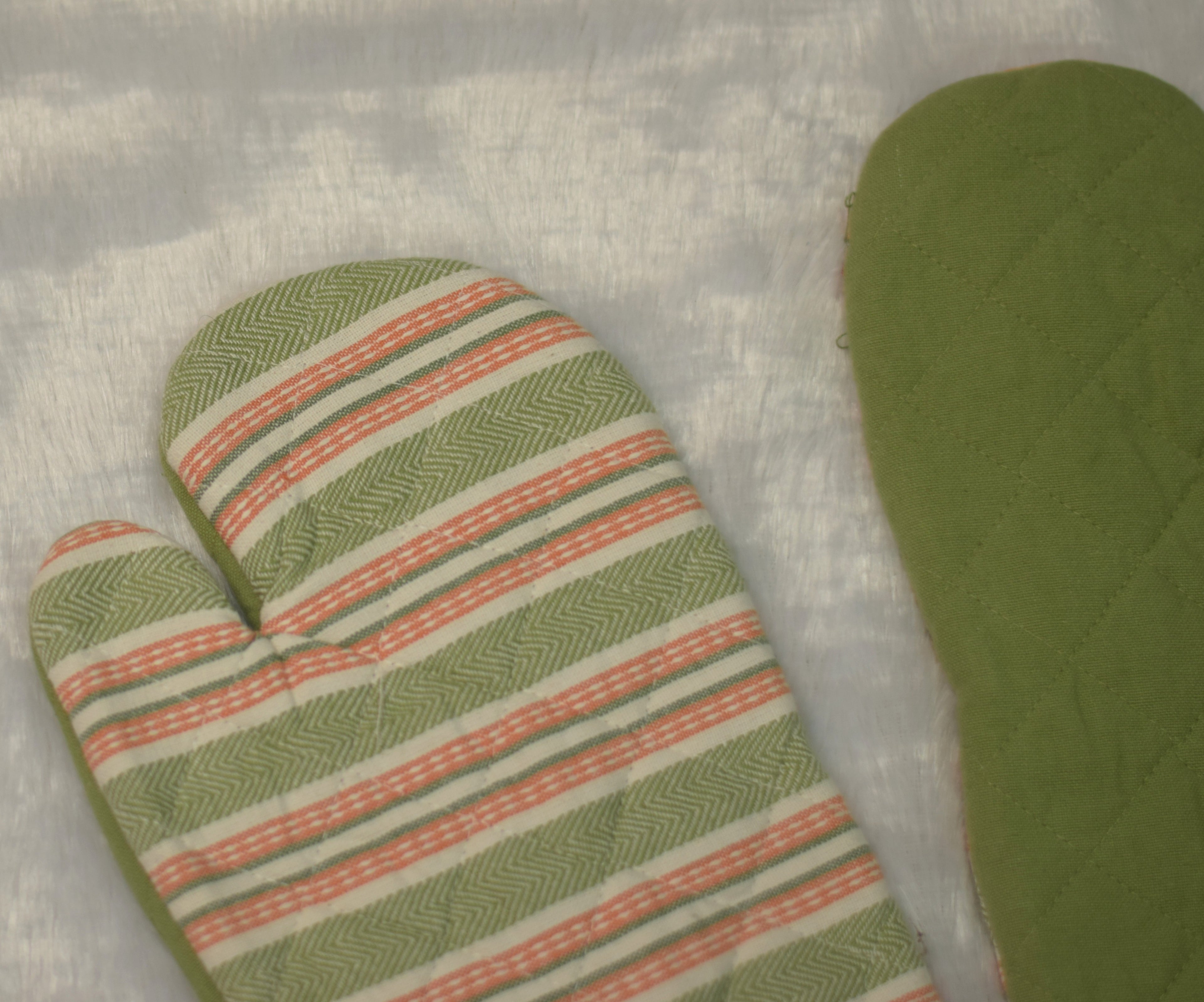 Green Quilted Cotton Oven Gloves - Kitchen Mitts (Set of 2) - View 3 - Cotton - Nushio