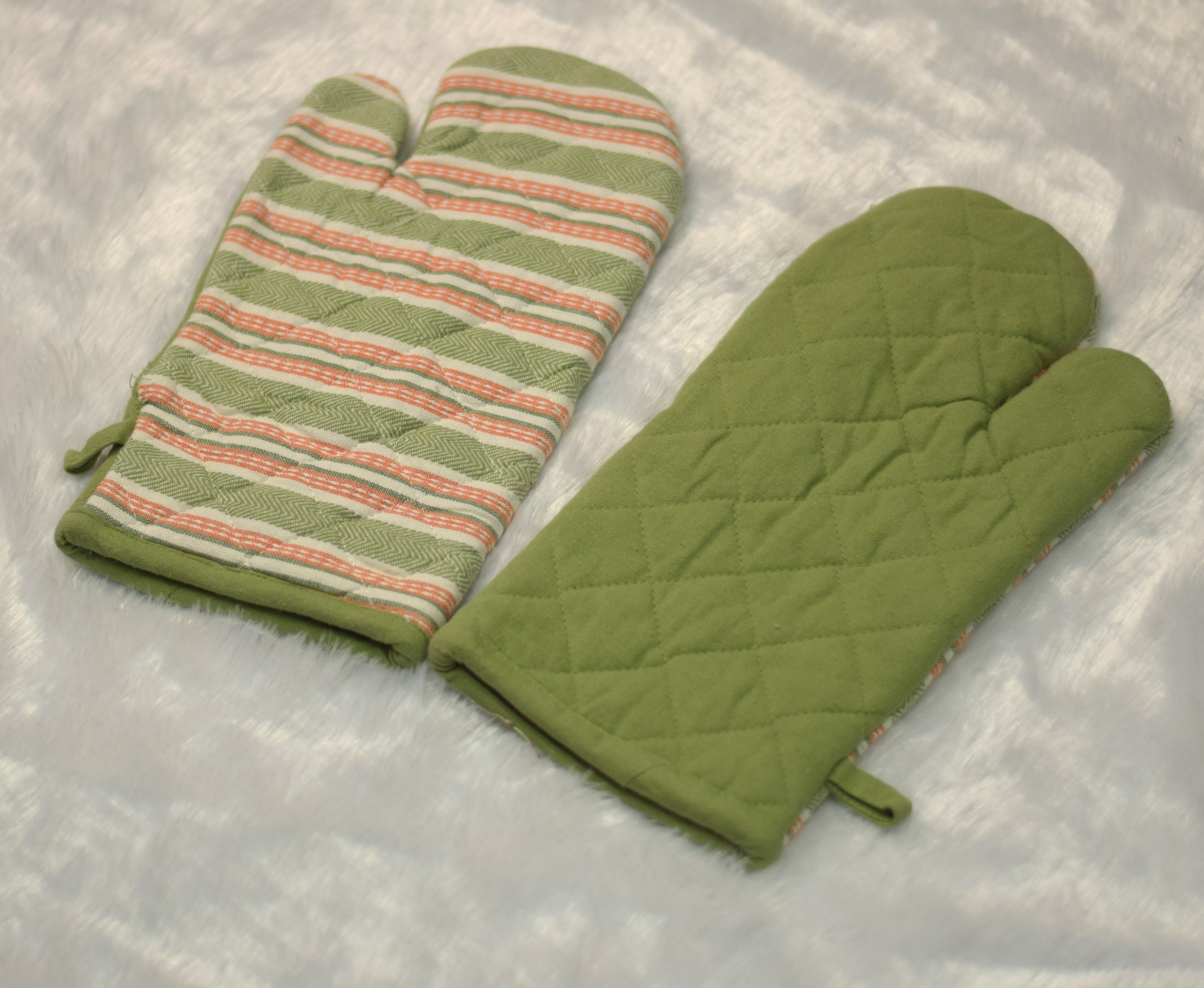 Green Quilted Cotton Oven Gloves - Kitchen Mitts (Set of 2) - View 2 - Cotton - Nushio