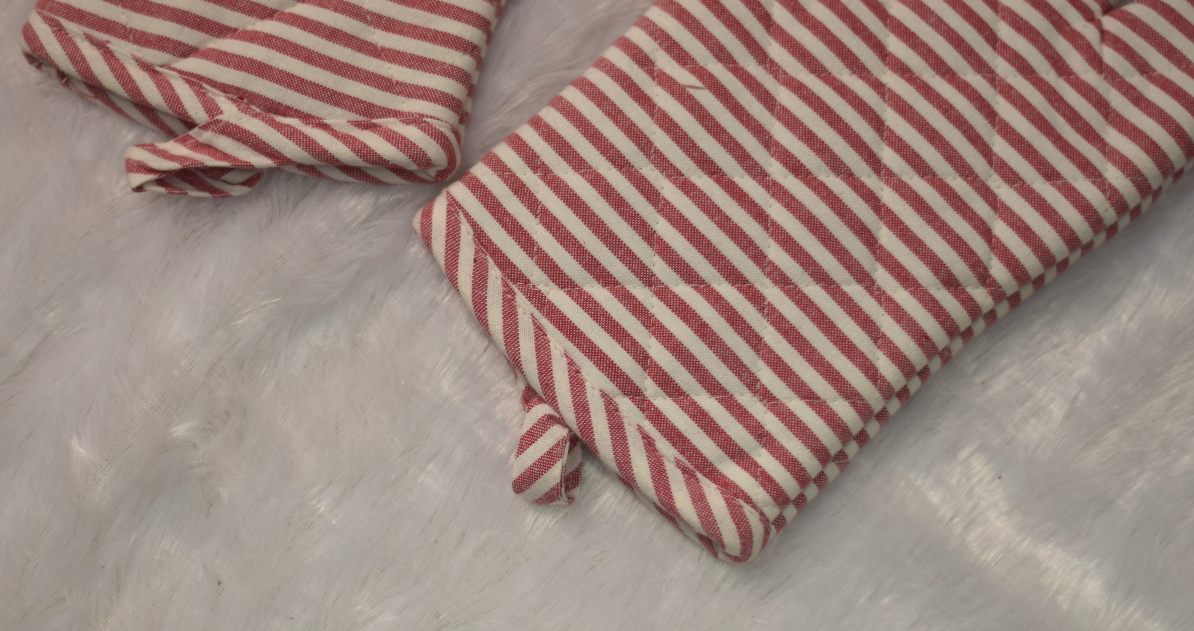 Red & White Striped Cotton Oven Gloves – Heat Resistant Kitchen Mitts (Set of 2)