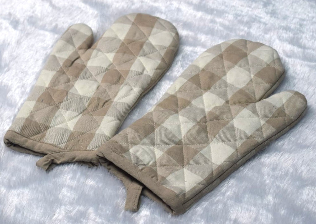 Beige Checkered Quilted Oven Gloves - Detail View - Nushio