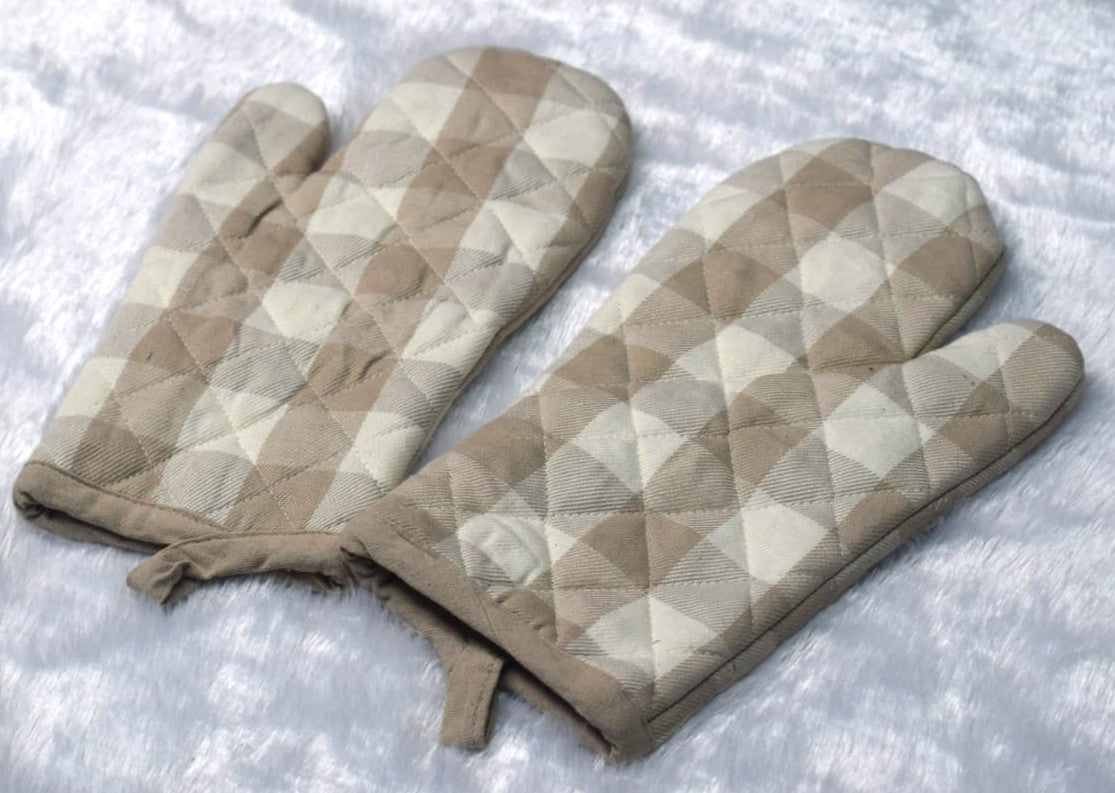 Beige Checkered Quilted Oven Gloves - Detail View - Nushio
