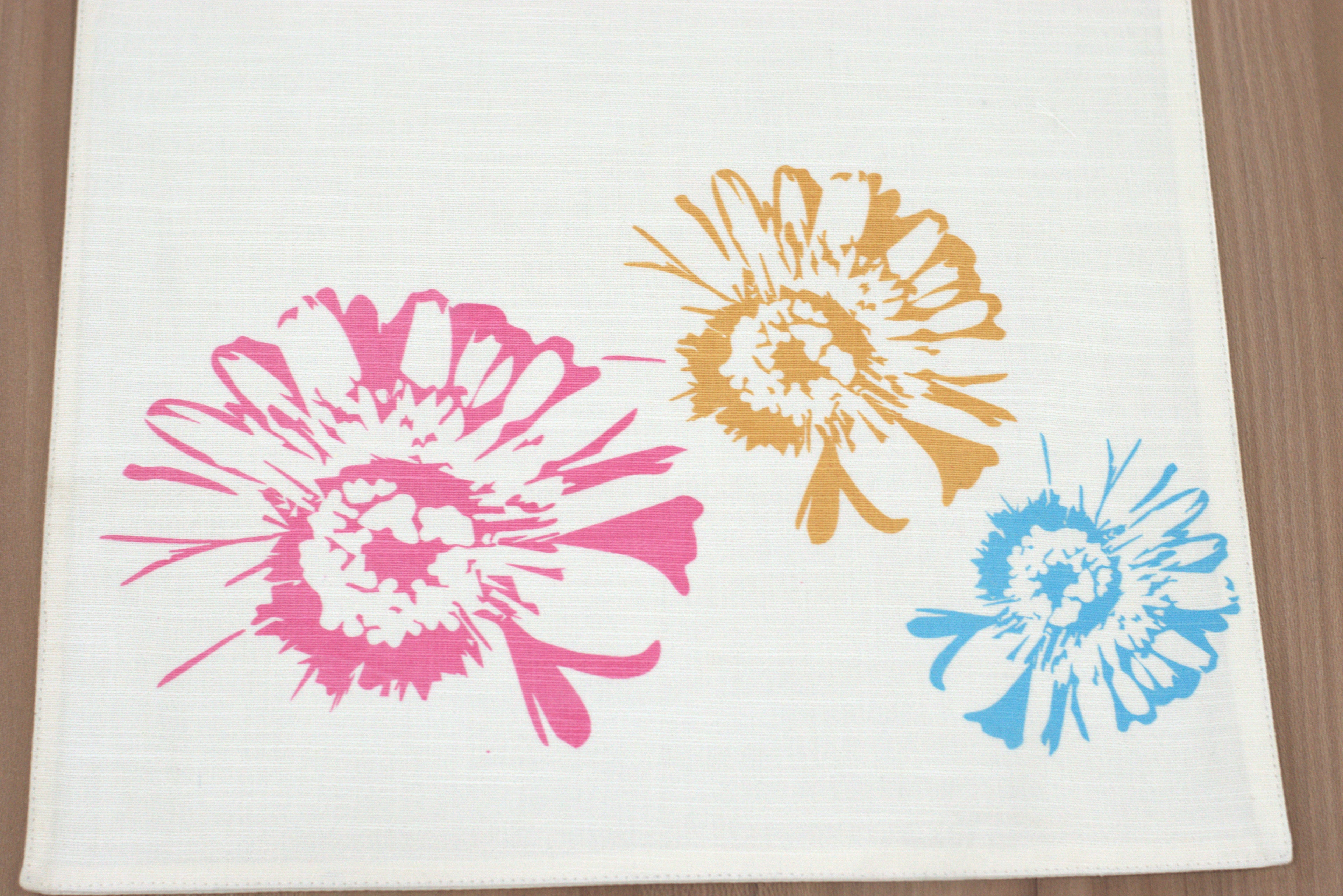 Colorful Floral Print Table Runner - 135 x 35 cm - View 2 - Floral - Nushio