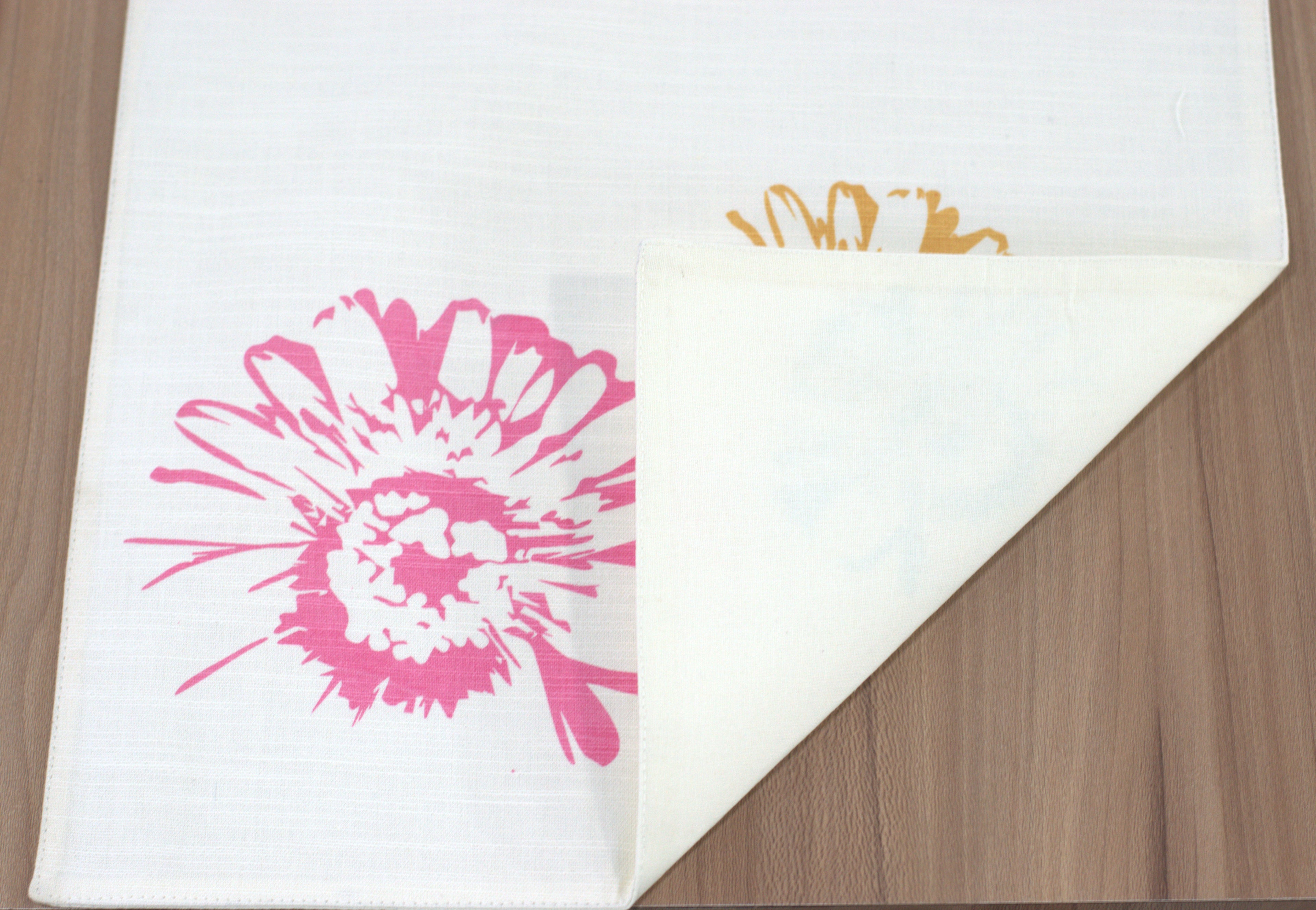 Colorful Floral Print Table Runner - 135 x 35 cm | Nushio