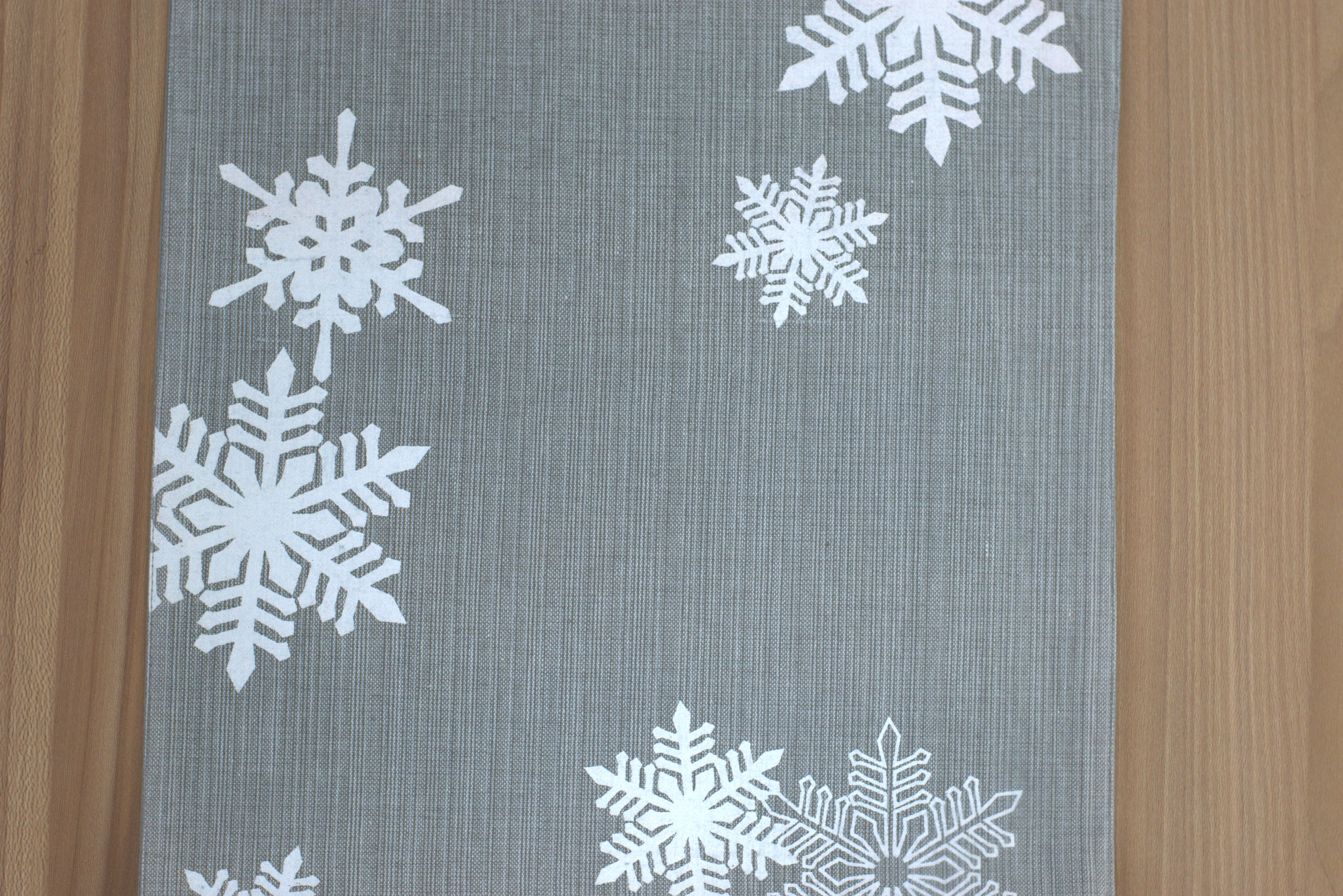 Winter Snowflake Grey Table Runner – 1.75m x 35cm Festive Dining Décor