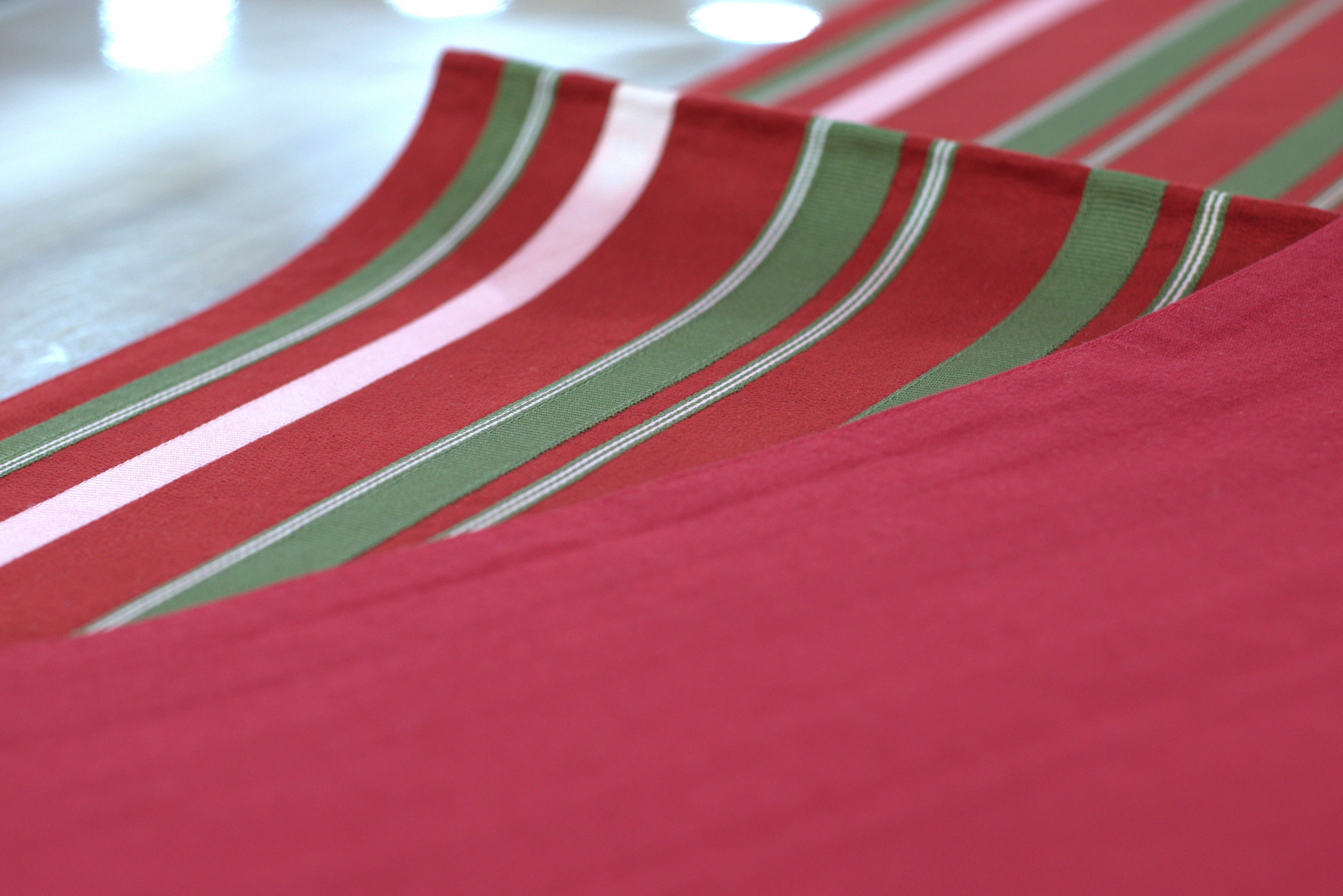 Red & Green Striped Table Runner – 180 × 35 cm | Elegant Dining Table Decor