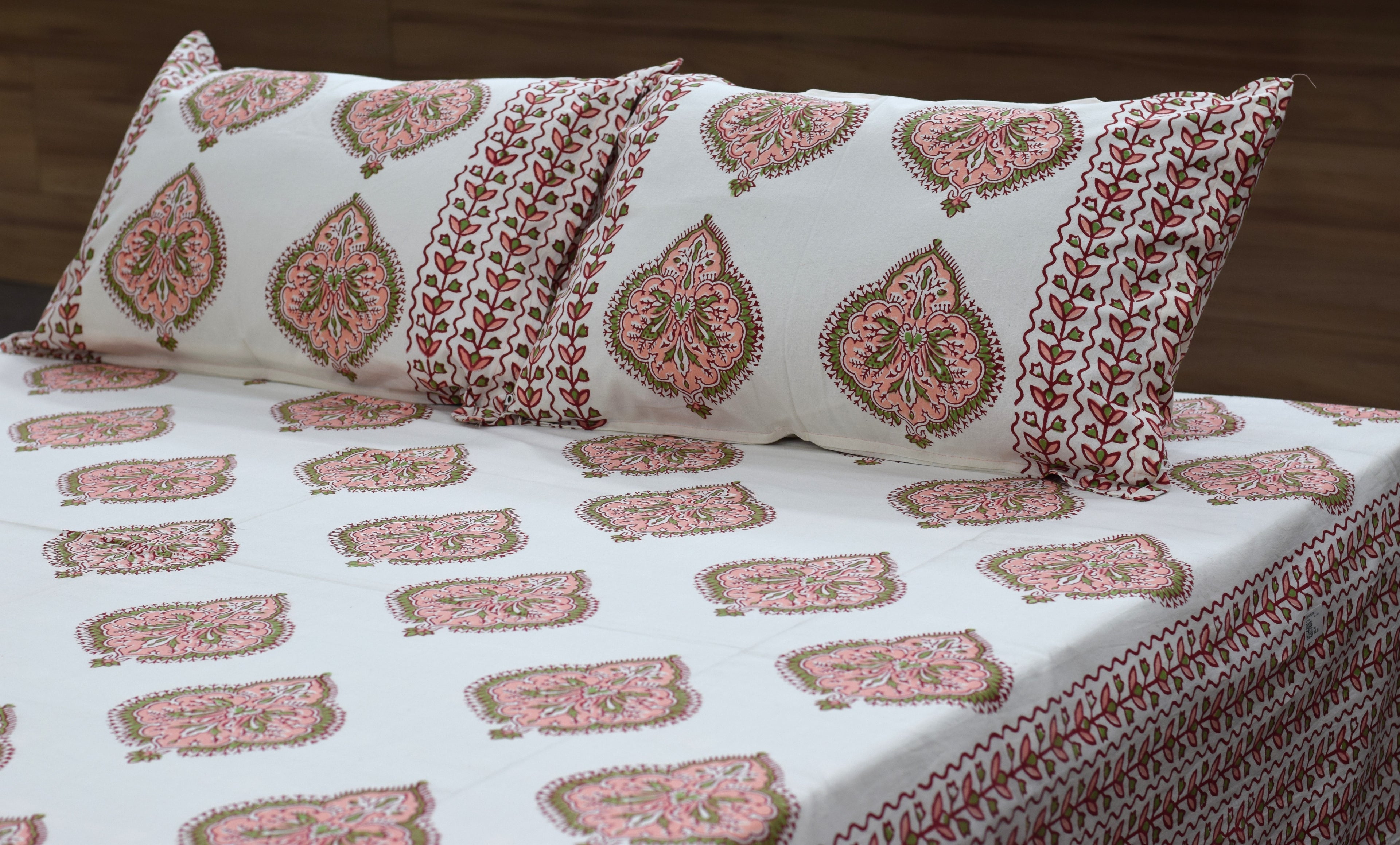 Hand-Block Inspired Floral King Size Bedsheet Set - View 2 - Floral - Nushio