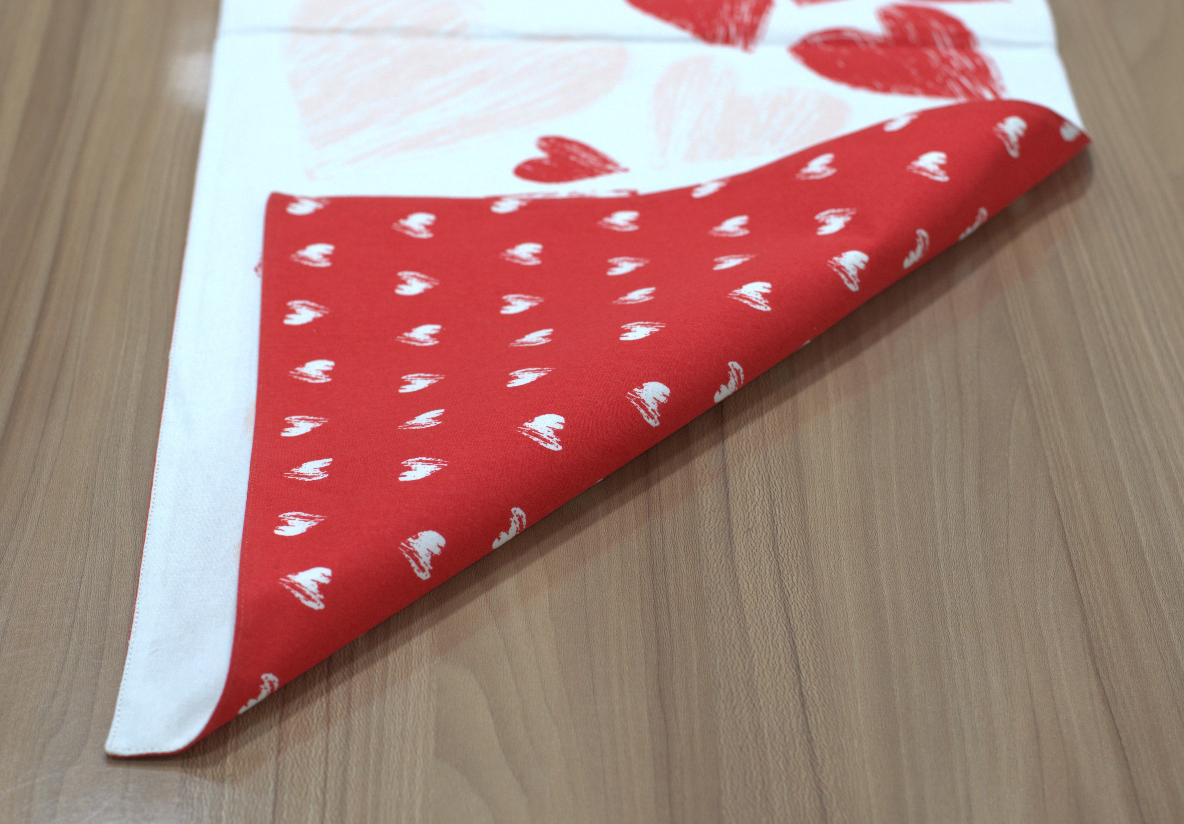 Red Heart Print Table Runner – 180 × 35 cm | Elegant & Romantic Dining Décor