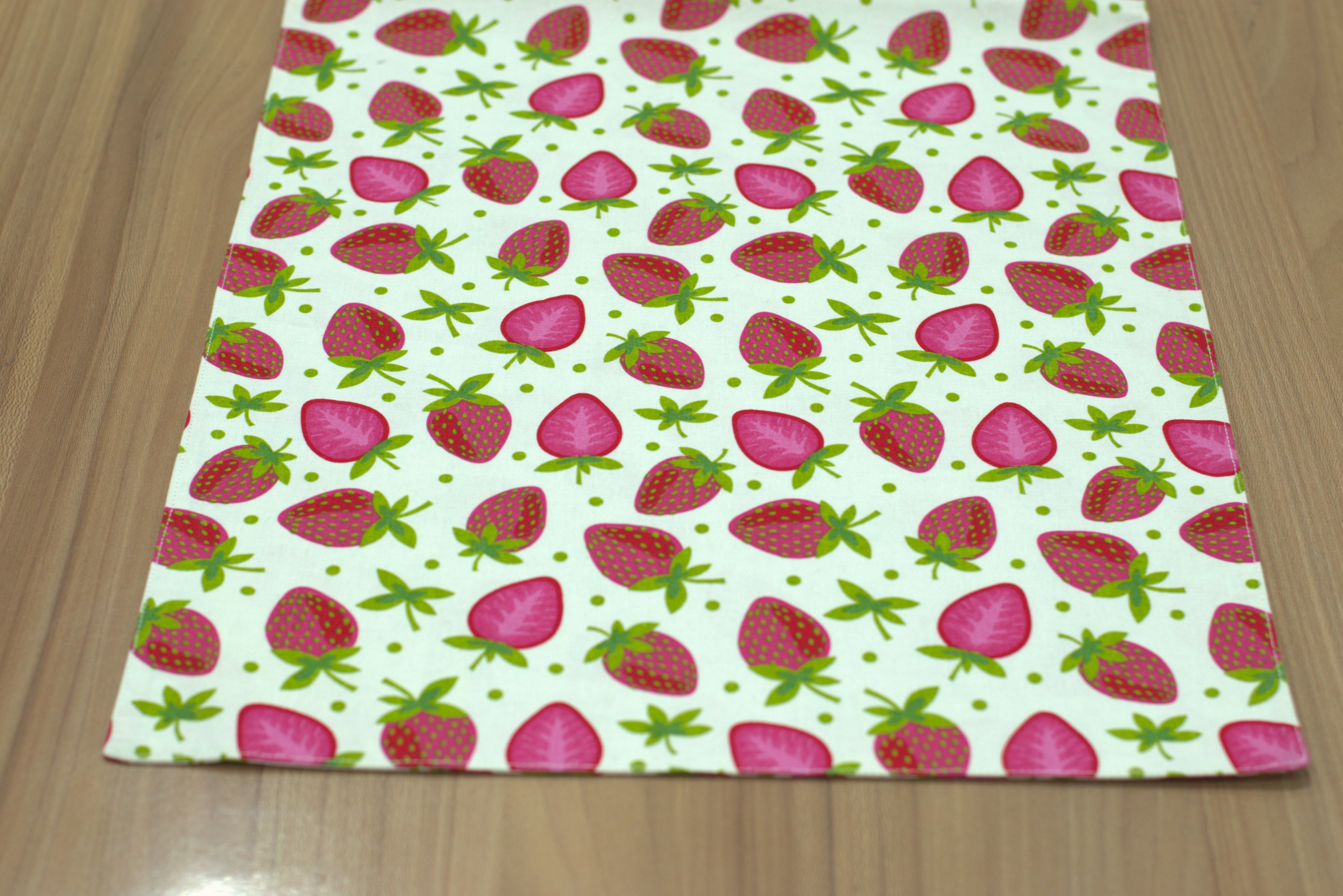 Strawberry Print Cotton Table Runner – 180 × 30 cm | Fresh & Playful Dining Décor