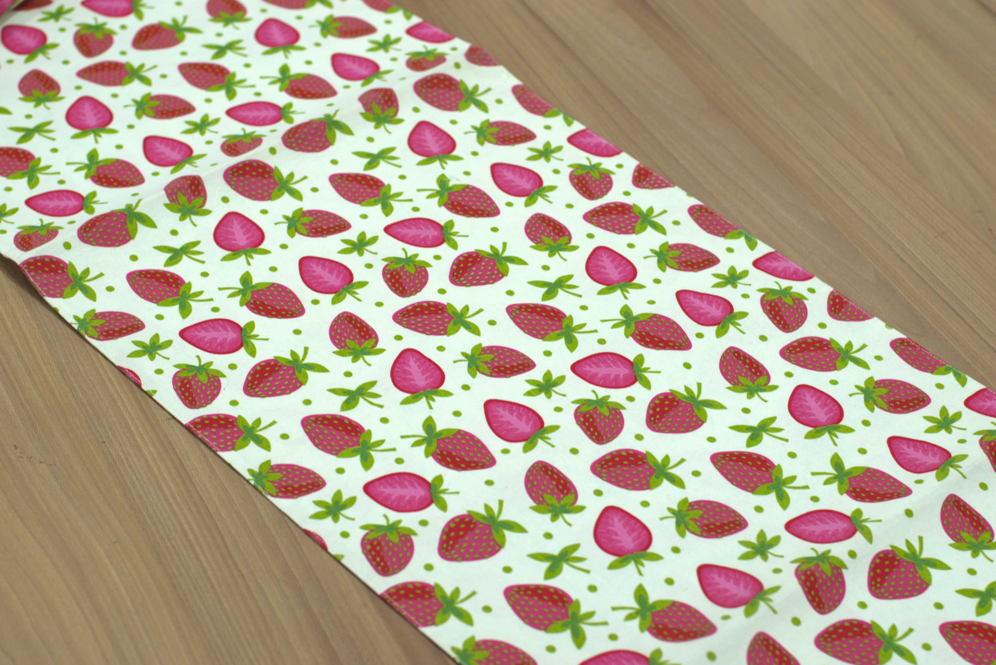 Strawberry Print Cotton Table Runner – 180 × 30 cm | Fresh & Playful Dining Décor