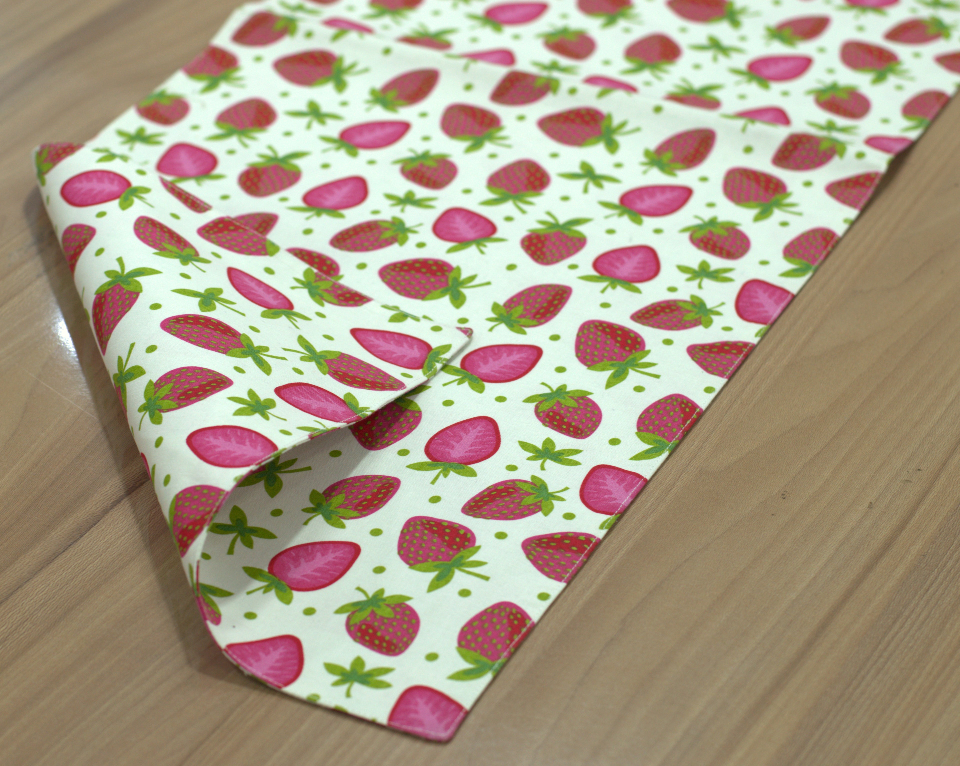 Strawberry Print Cotton Table Runner – 180 × 30 cm | Fresh & Playful Dining Décor