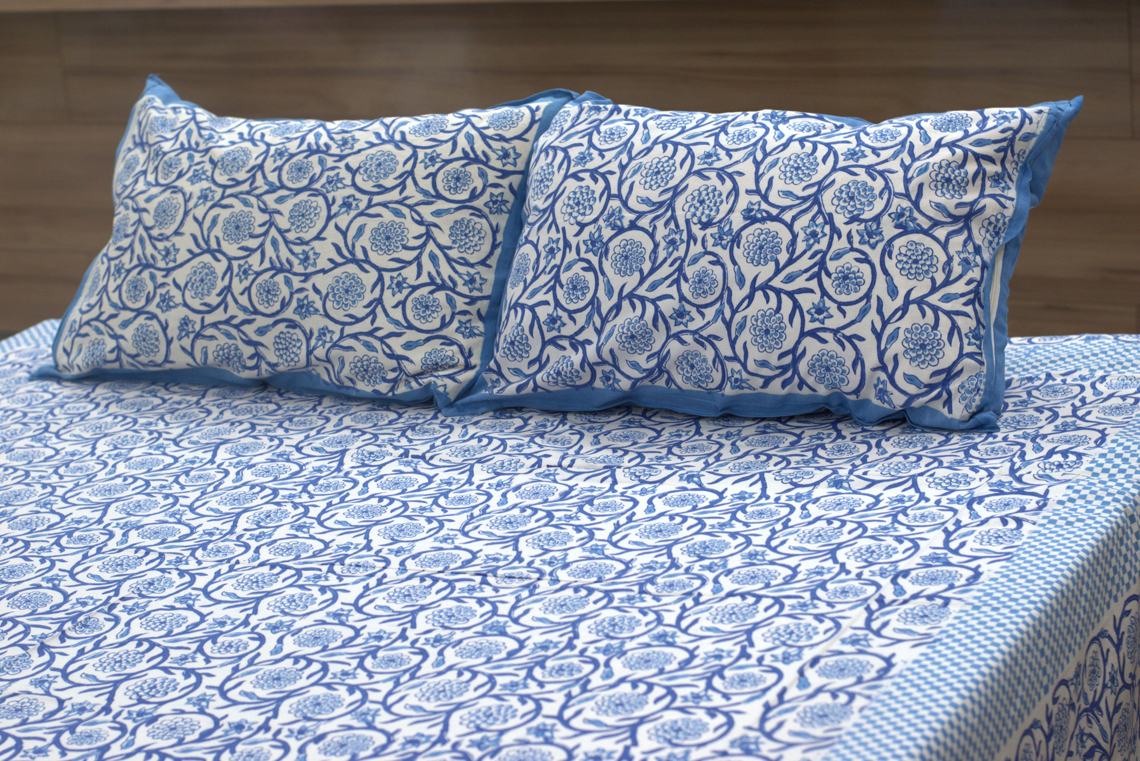 Blue Floral Printed Super King Size Bedsheet with 2 Pillow Covers - View 3 - Floral Printed - Nushio