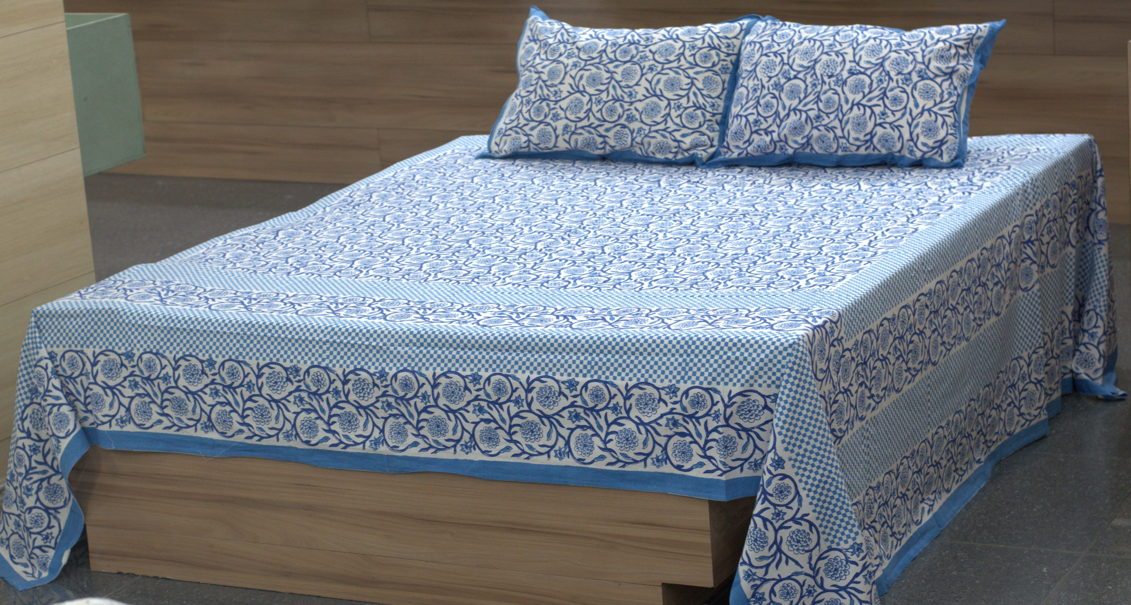 Blue Floral Printed Super King Size Bedsheet with 2 Pillow Covers | Nushio