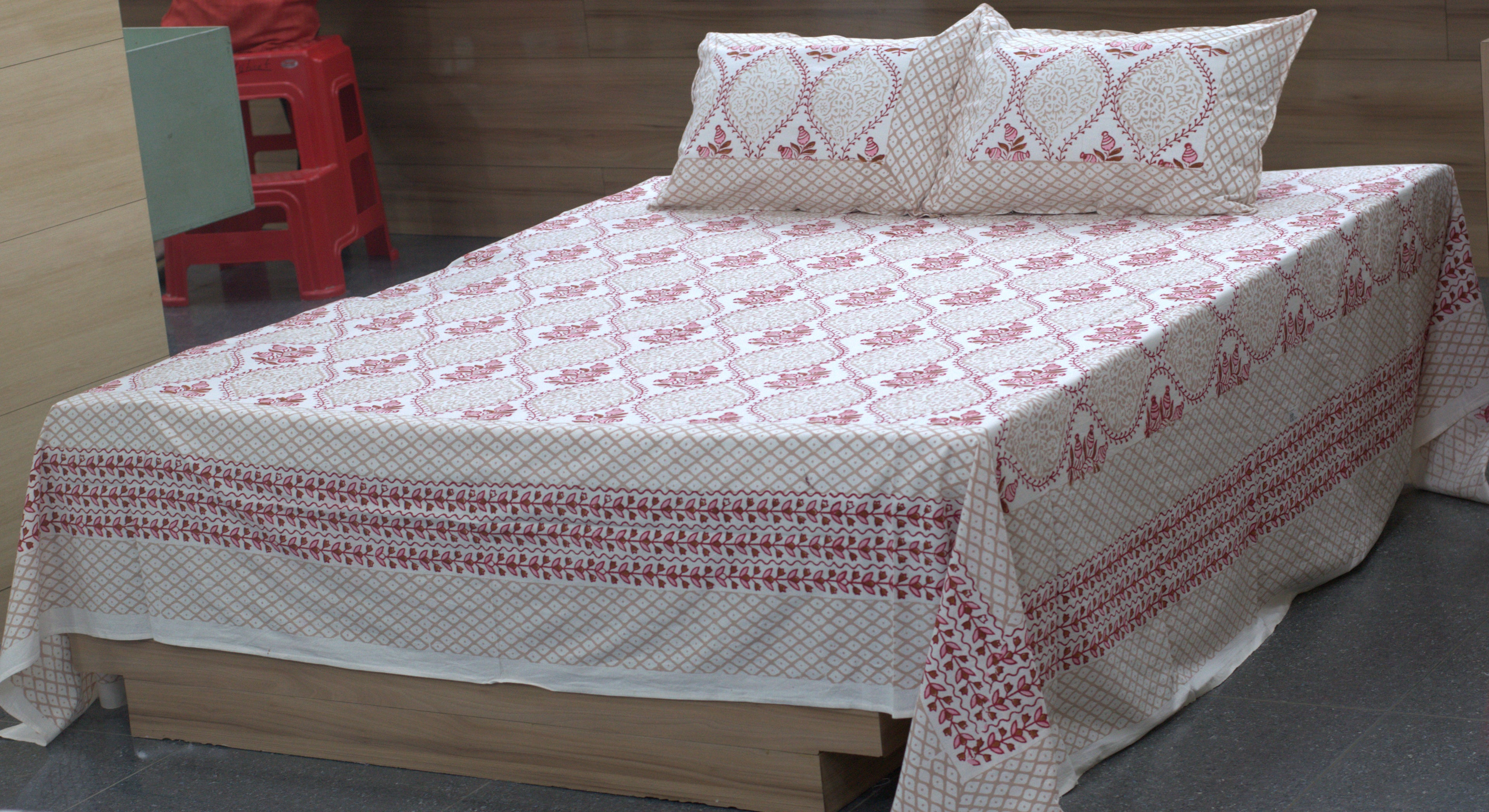 Premium Super King Size Cotton Bedsheet with 2 Pillow Covers – Beige &amp; Red Floral Printed Bed Sheet