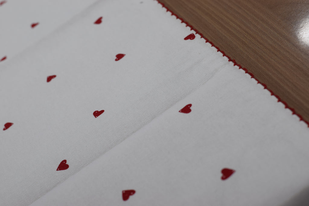 White Cotton Table Runner with Red Heart Print – 175 × 35 cm