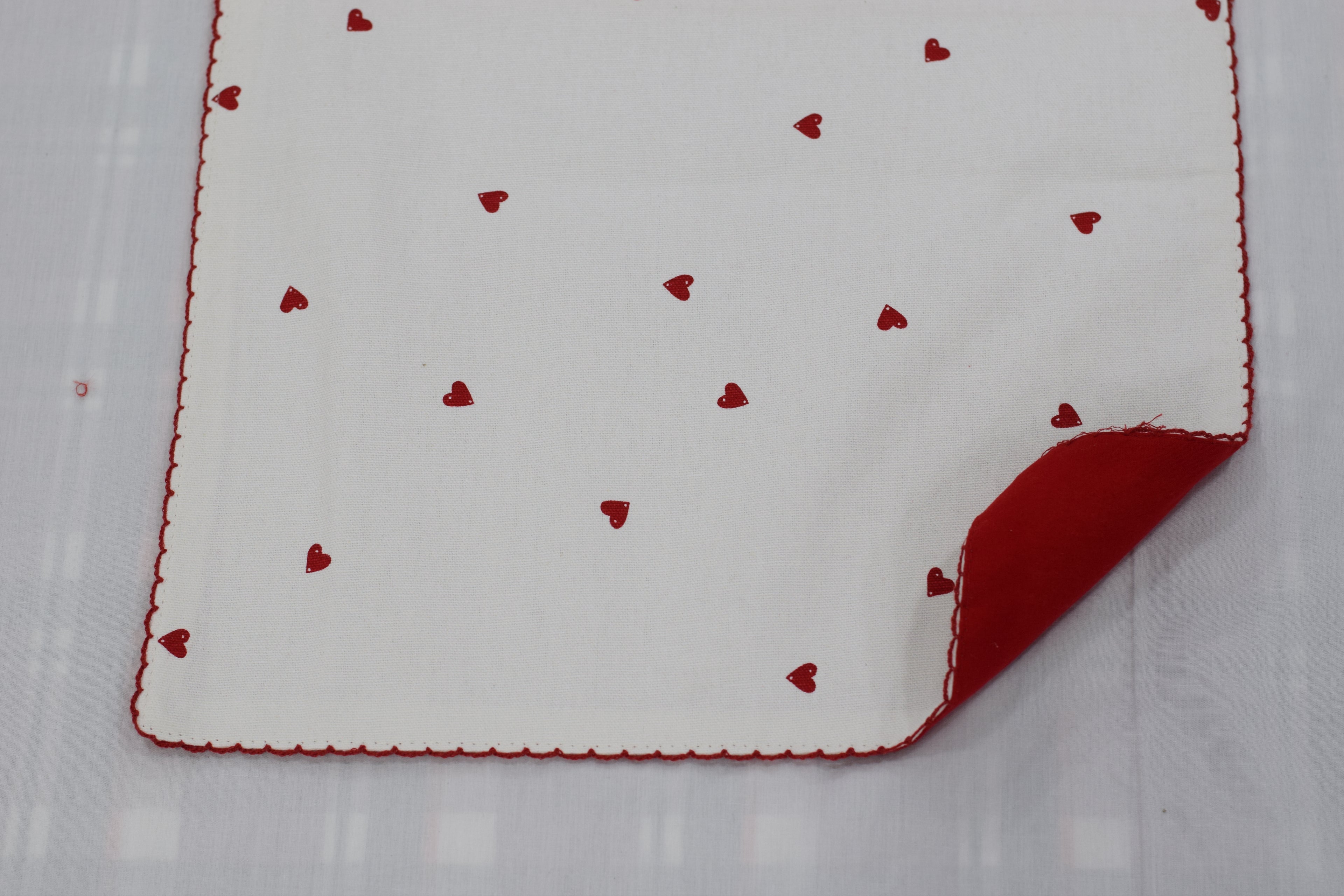 White Cotton Table Runner with Red Heart Print – 175 × 35 cm