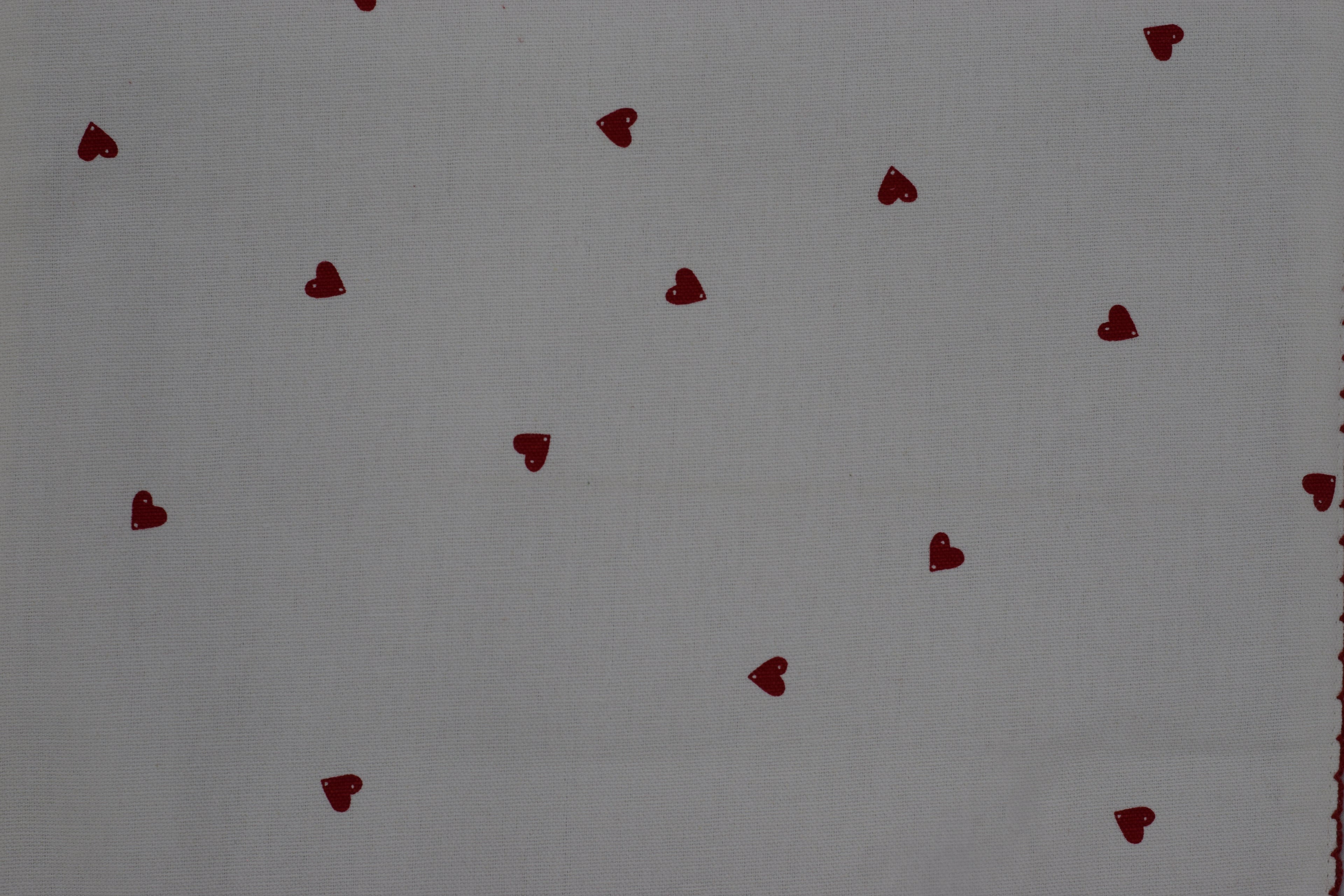 White Cotton Table Runner with Red Heart Print – 175 × 35 cm