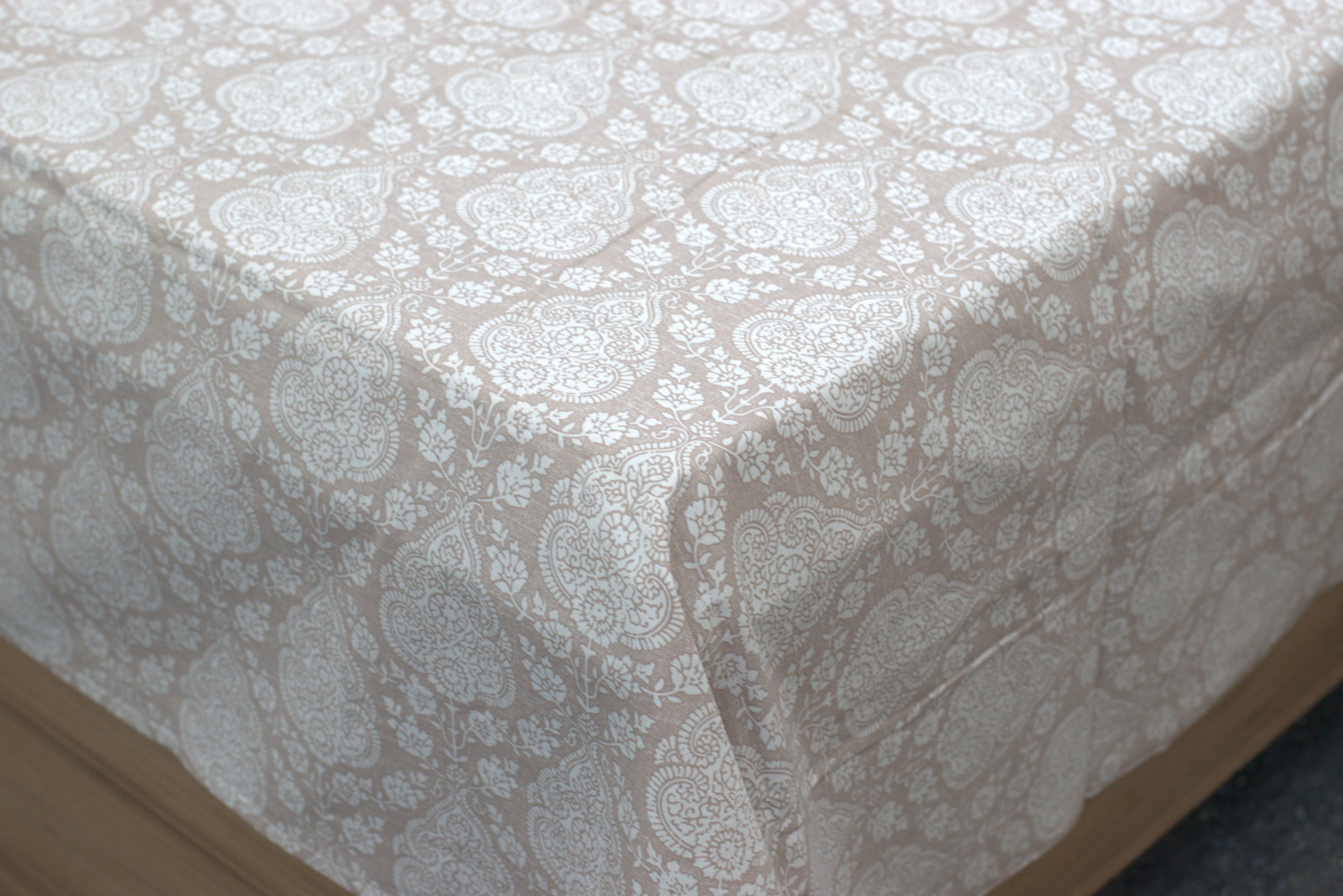 Queen Size Printed Cotton Bedsheet with 2 Pillow Covers – Elegant Beige Pattern Bed Sheet Set