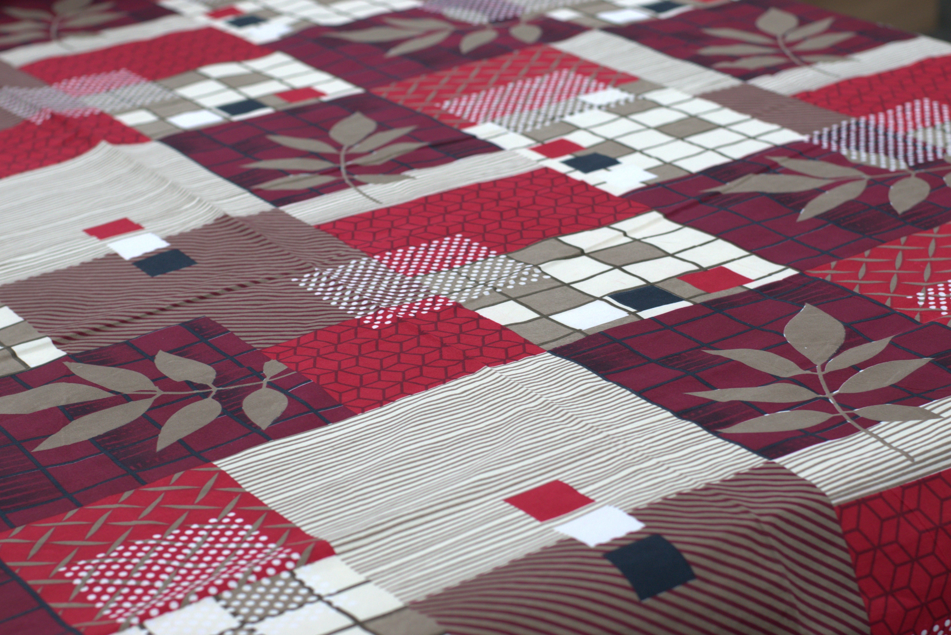 Soft Feel Premium Blend Bedsheet Set – 225x250 cm | Stylish Red Geometric Print with Pillow Covers