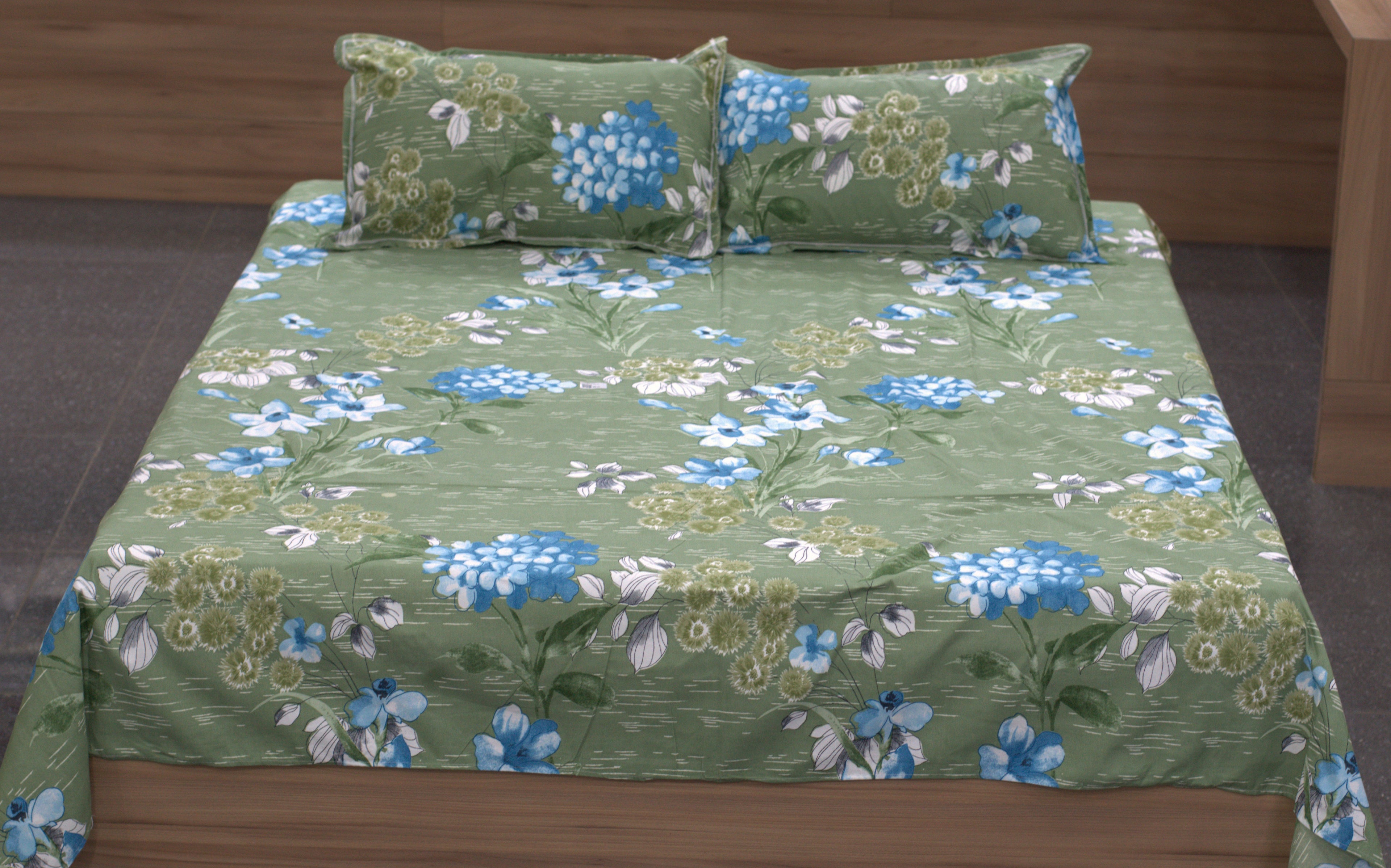 Soft Feel Floral Blend Bed Sheet Set (225 x 250 cm) – Green & Blue Print with Pillow Covers