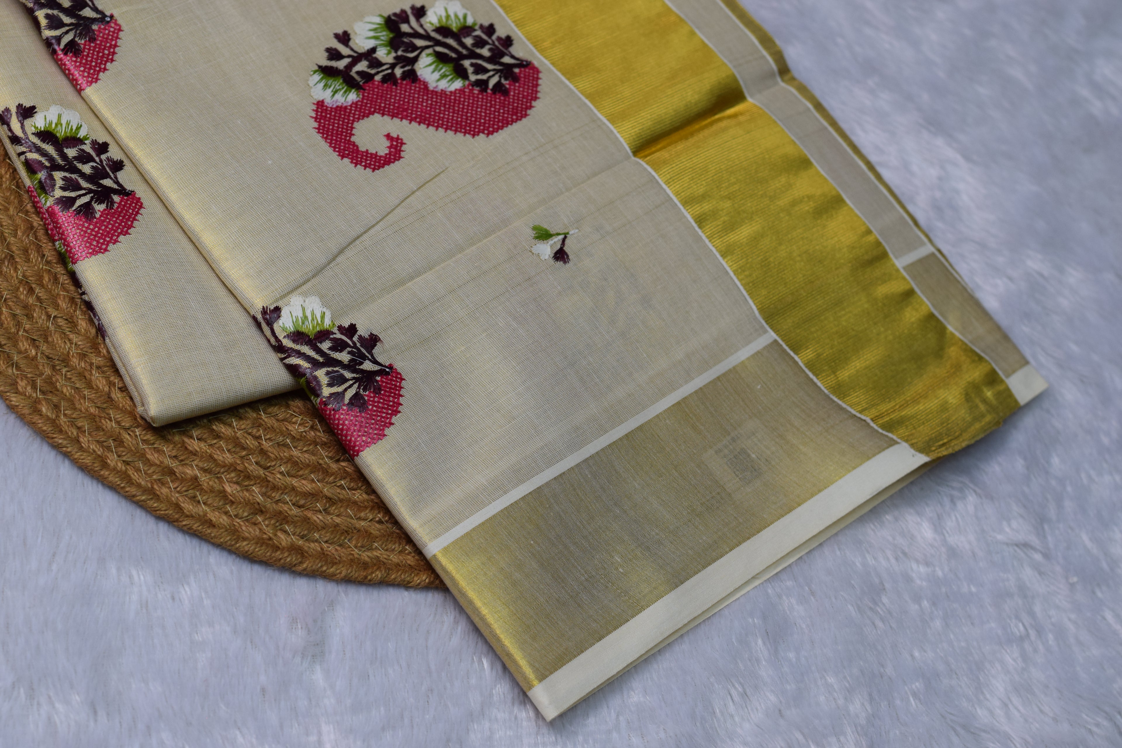 Kerala Kasavu Set Saree with Pink Paisley Design & Golden Border - View 3 - Nushio