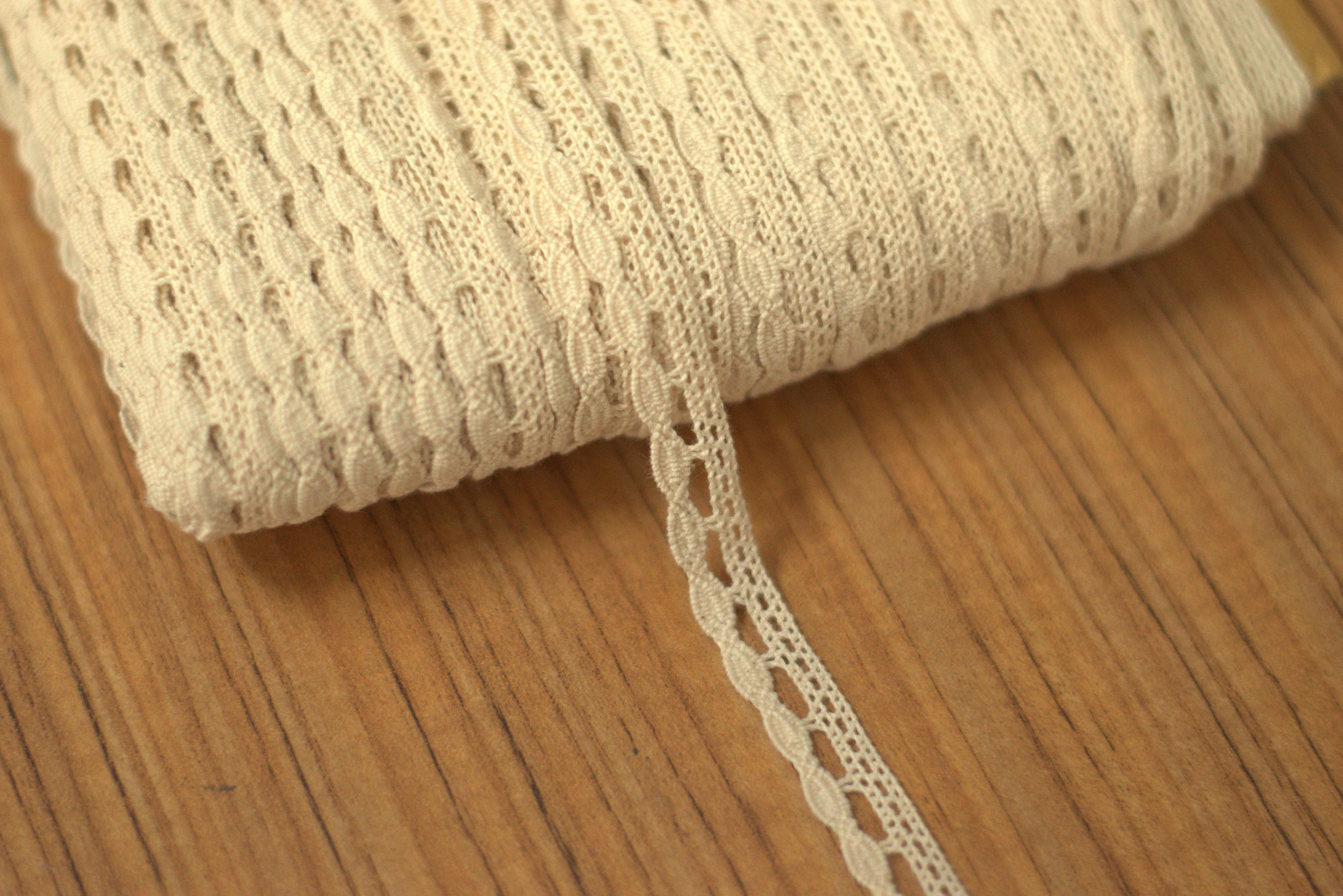 White/Beige Lace Trim - 1 cm Width - 10M / 20M Roll