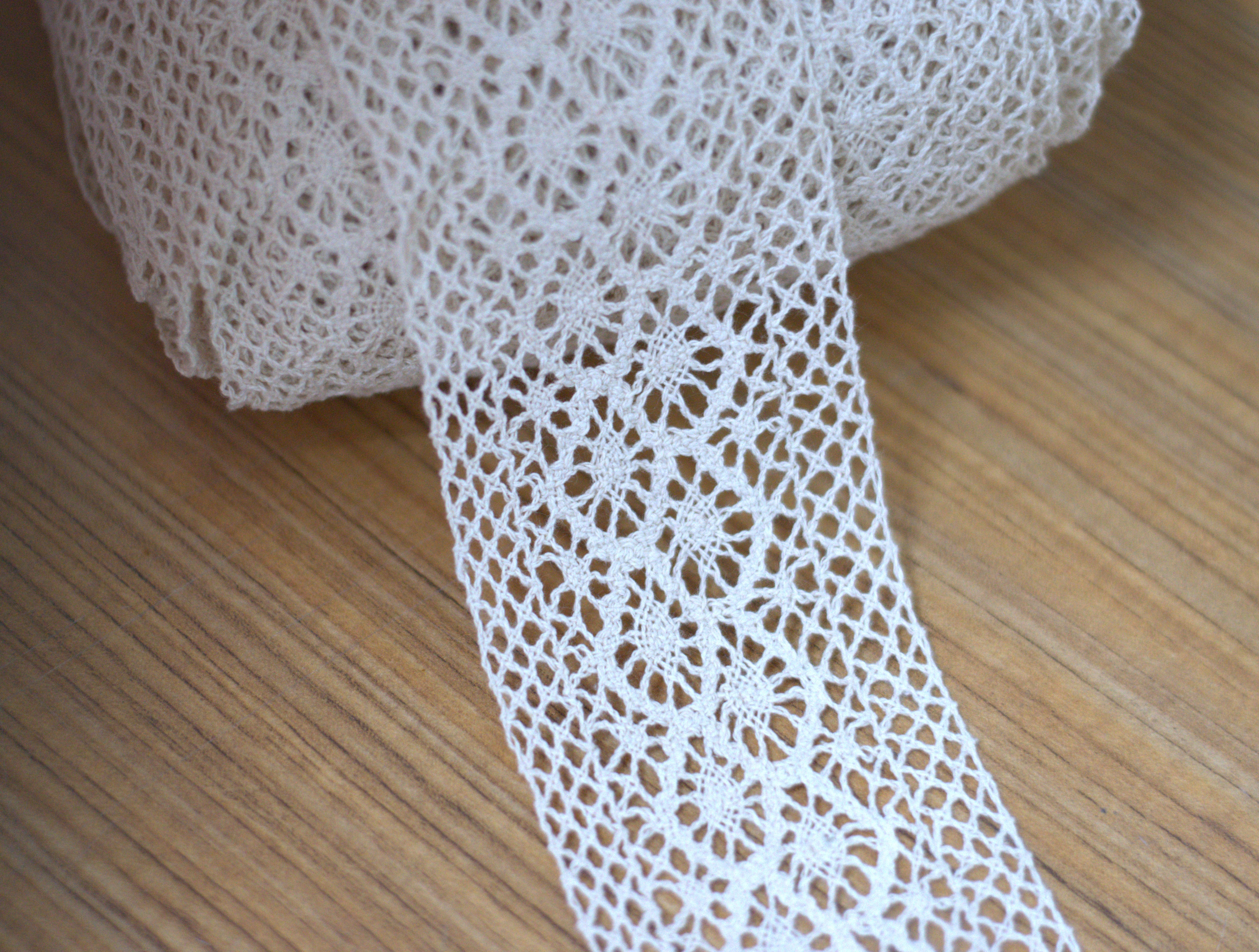 White/Beige Floral Lace Trim – 7 cm Width | 10m / 20m Roll | Elegant Decorative Lace Border