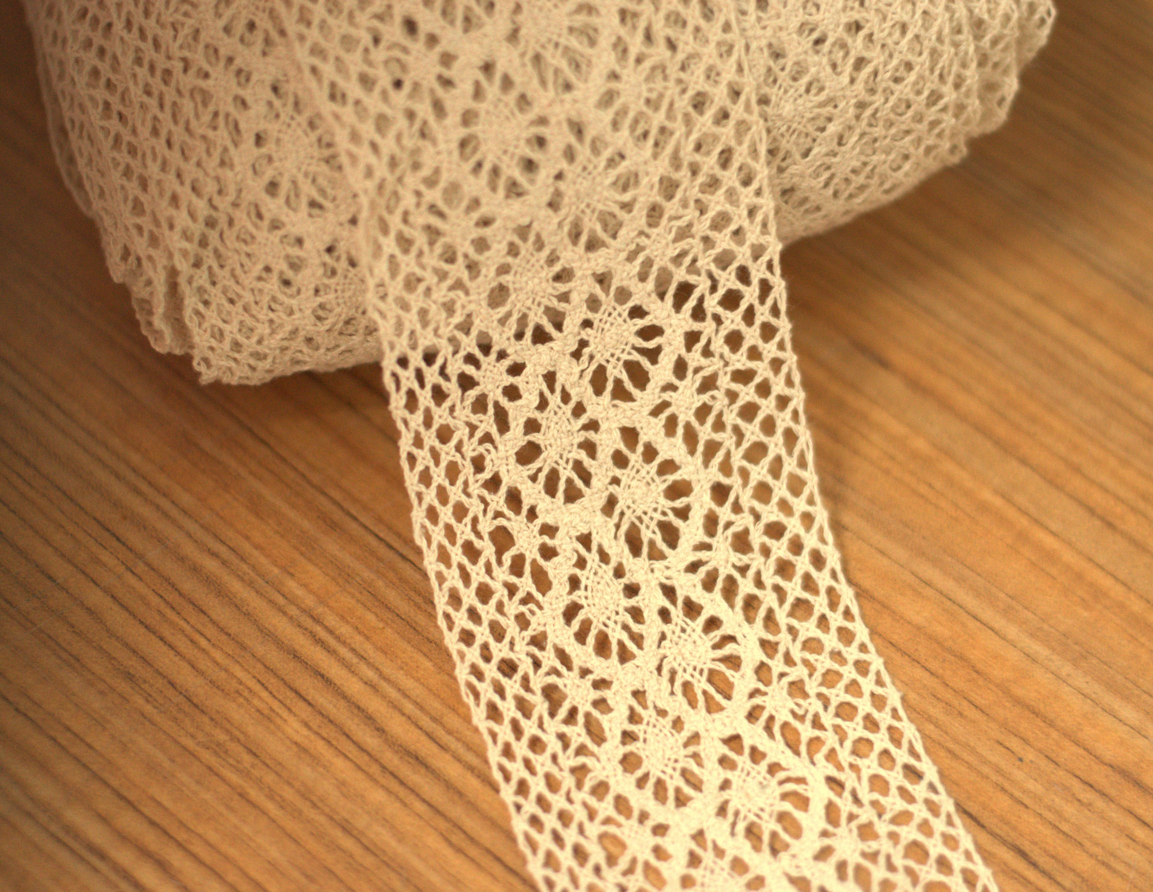 White/Beige Floral Lace Trim – 7 cm Width | 10m / 20m Roll | Elegant Decorative Lace Border