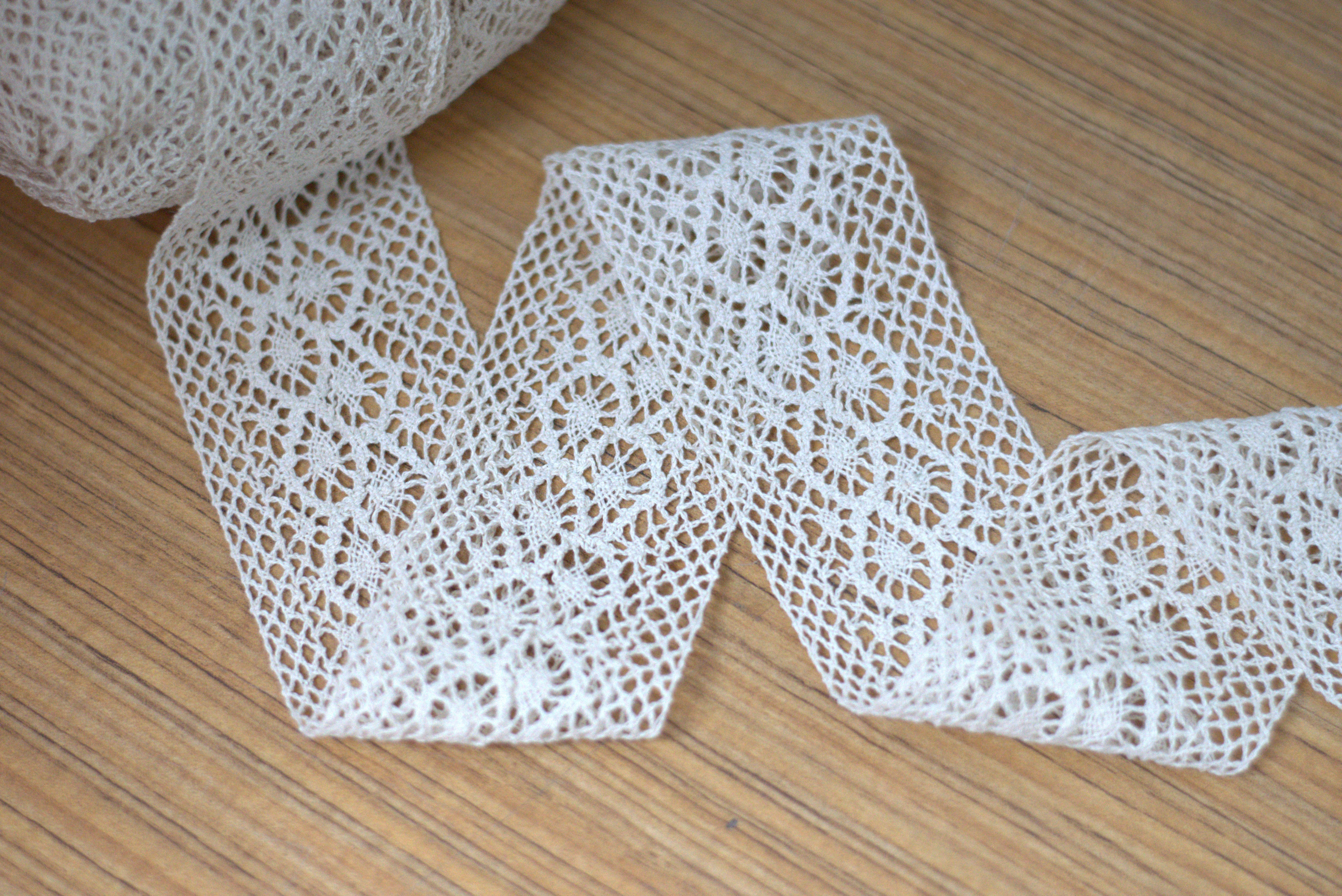 White/Beige Floral Lace Trim – 7 cm Width | 10m / 20m Roll | Elegant Decorative Lace Border