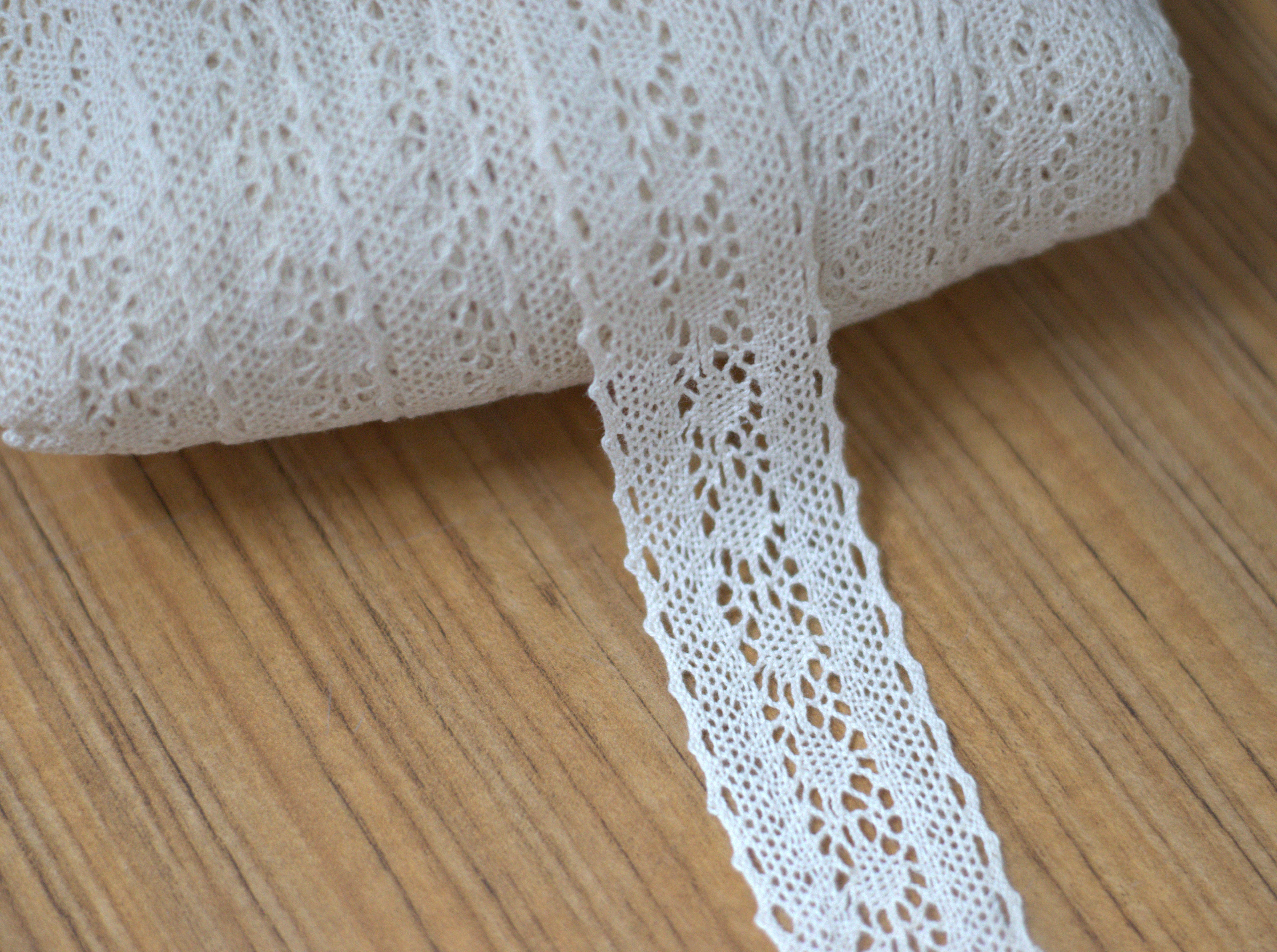 White / Beige Floral Lace Trim - 3cm Width - 10M / 20M Roll