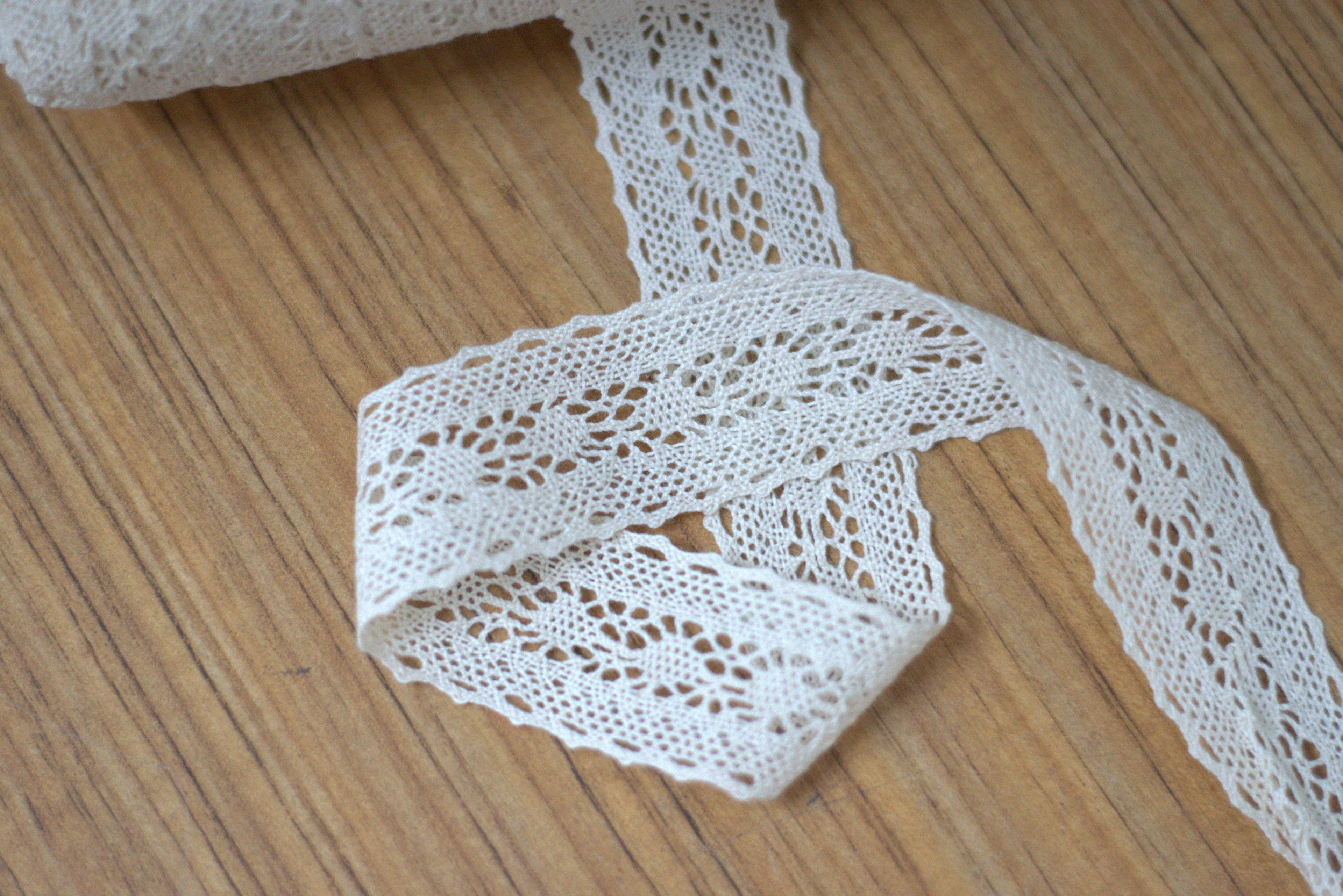 White / Beige Floral Lace Trim - 3cm Width - 10M / 20M Roll