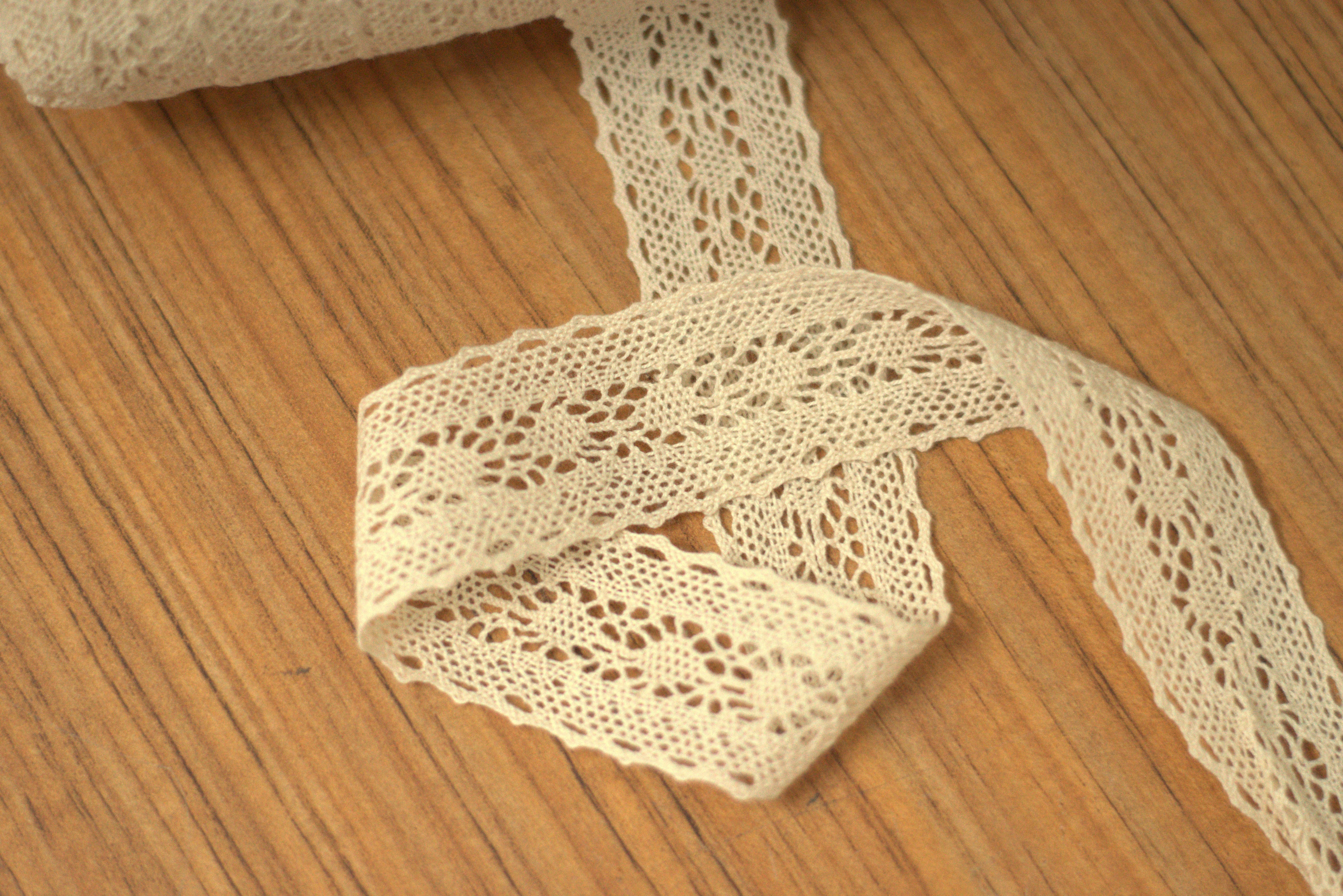White / Beige Floral Lace Trim - 3cm Width - 10M / 20M Roll