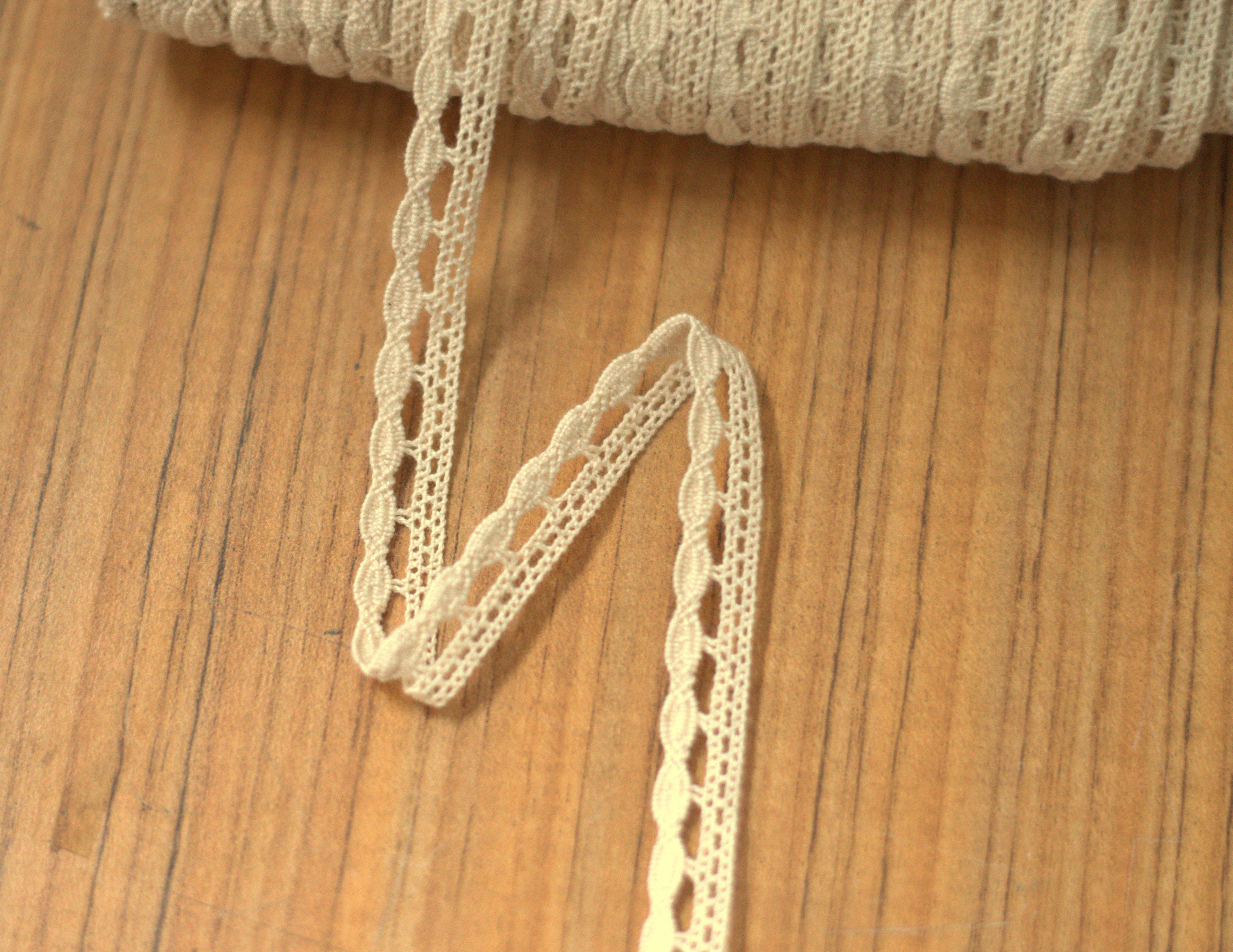 White/Beige Lace Trim - 1 cm Width - 10M / 20M Roll