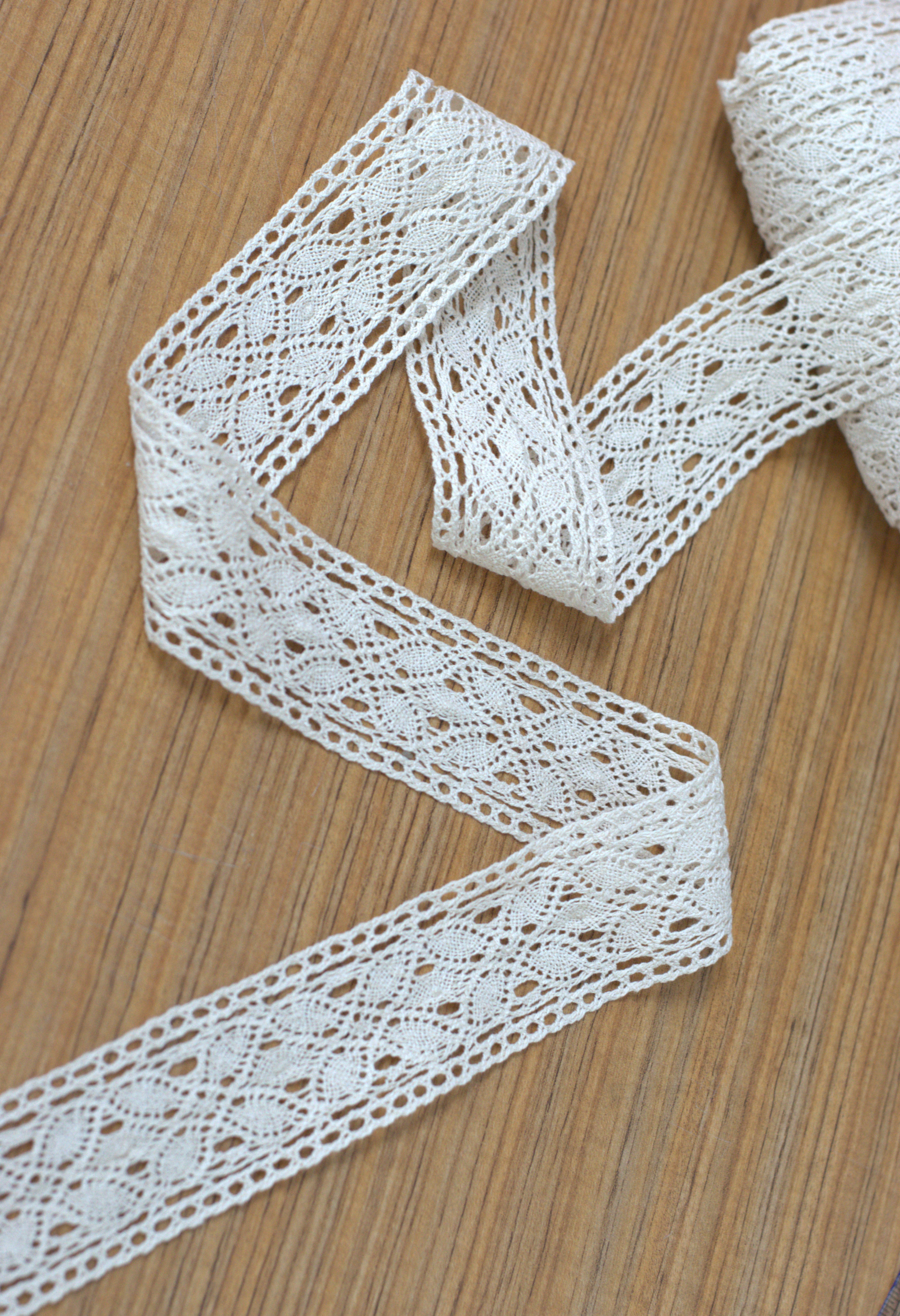 White/Beige Floral Lace Trim - 5 cm Width