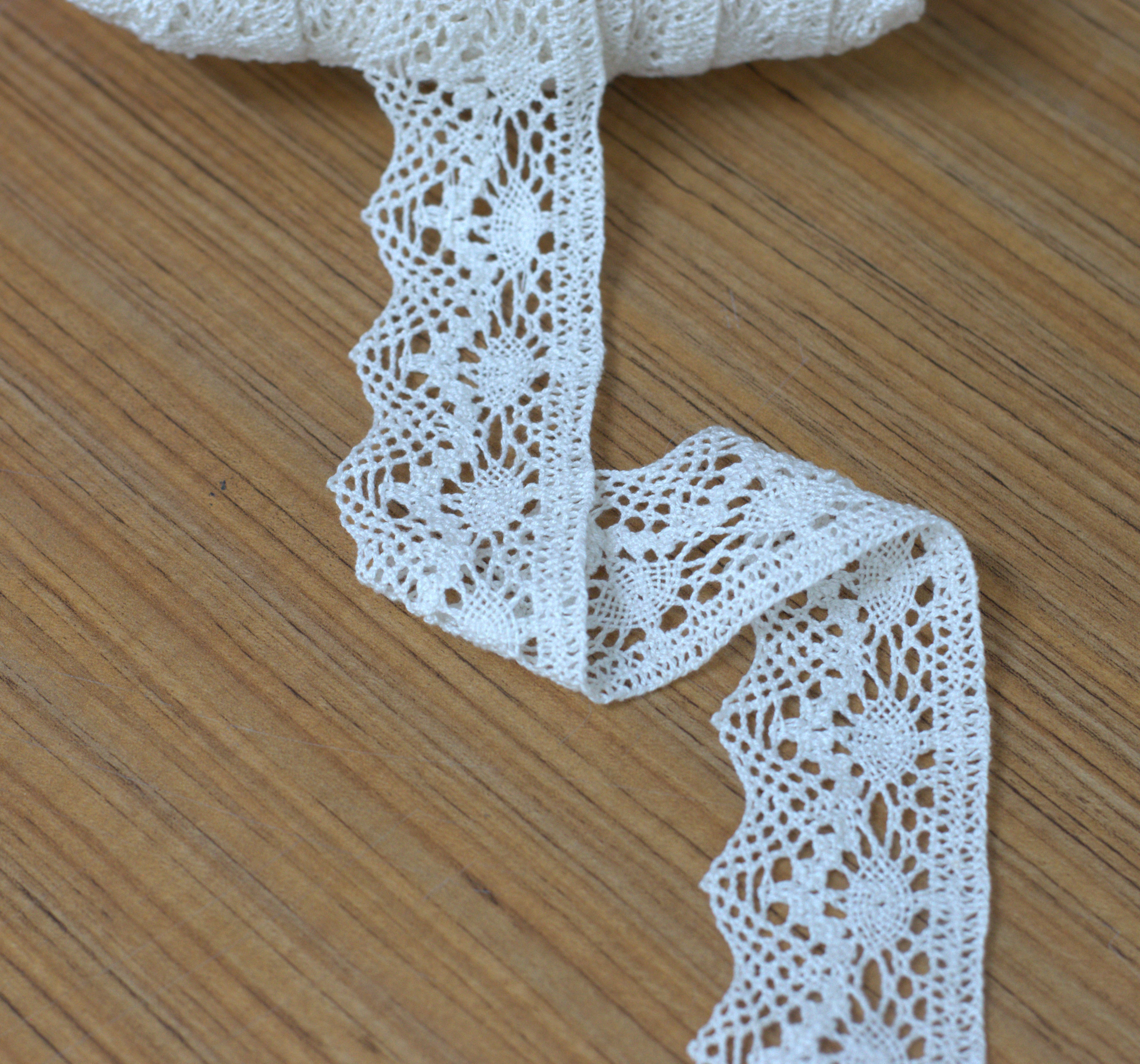 White/Beige Floral Lace Trim - 5 cm Width