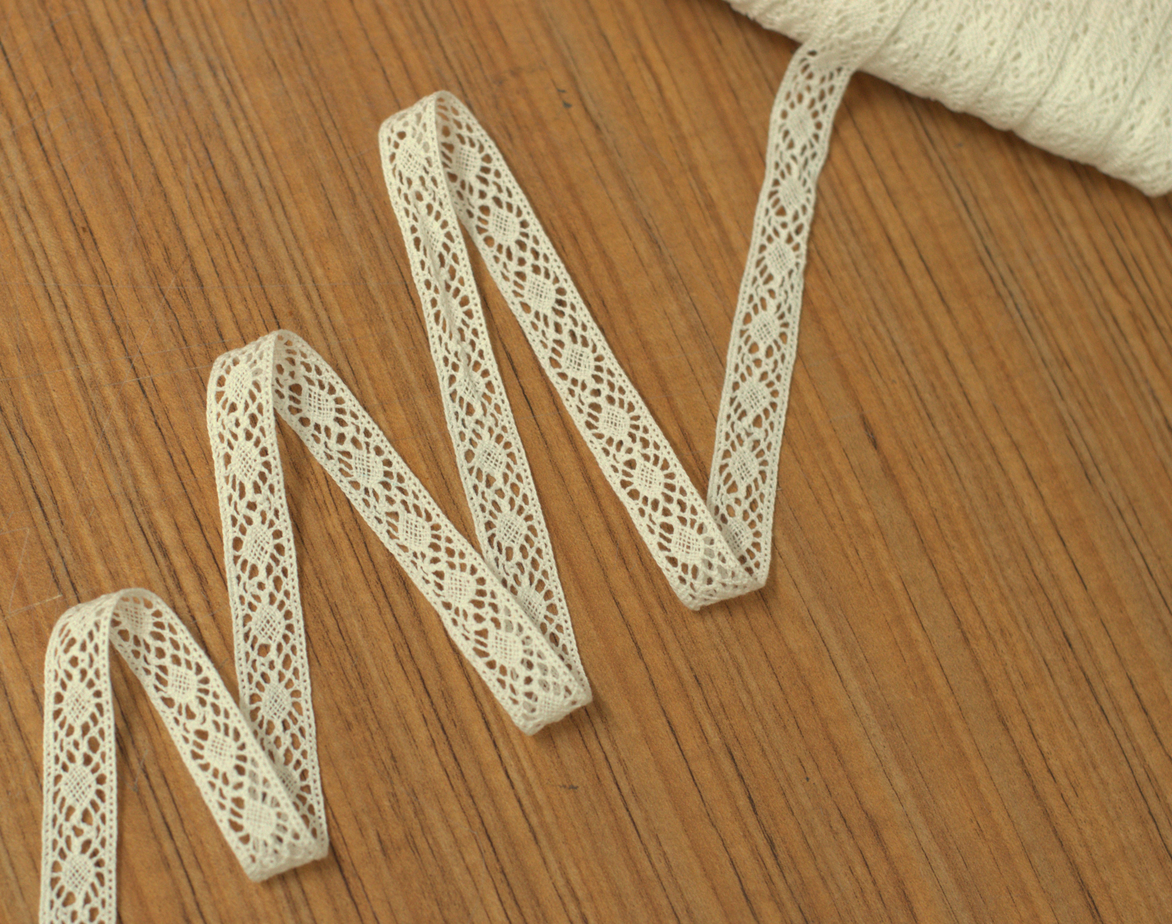 White/Beige Lace Trim - 1.5 cm Width - 10M / 20M Roll