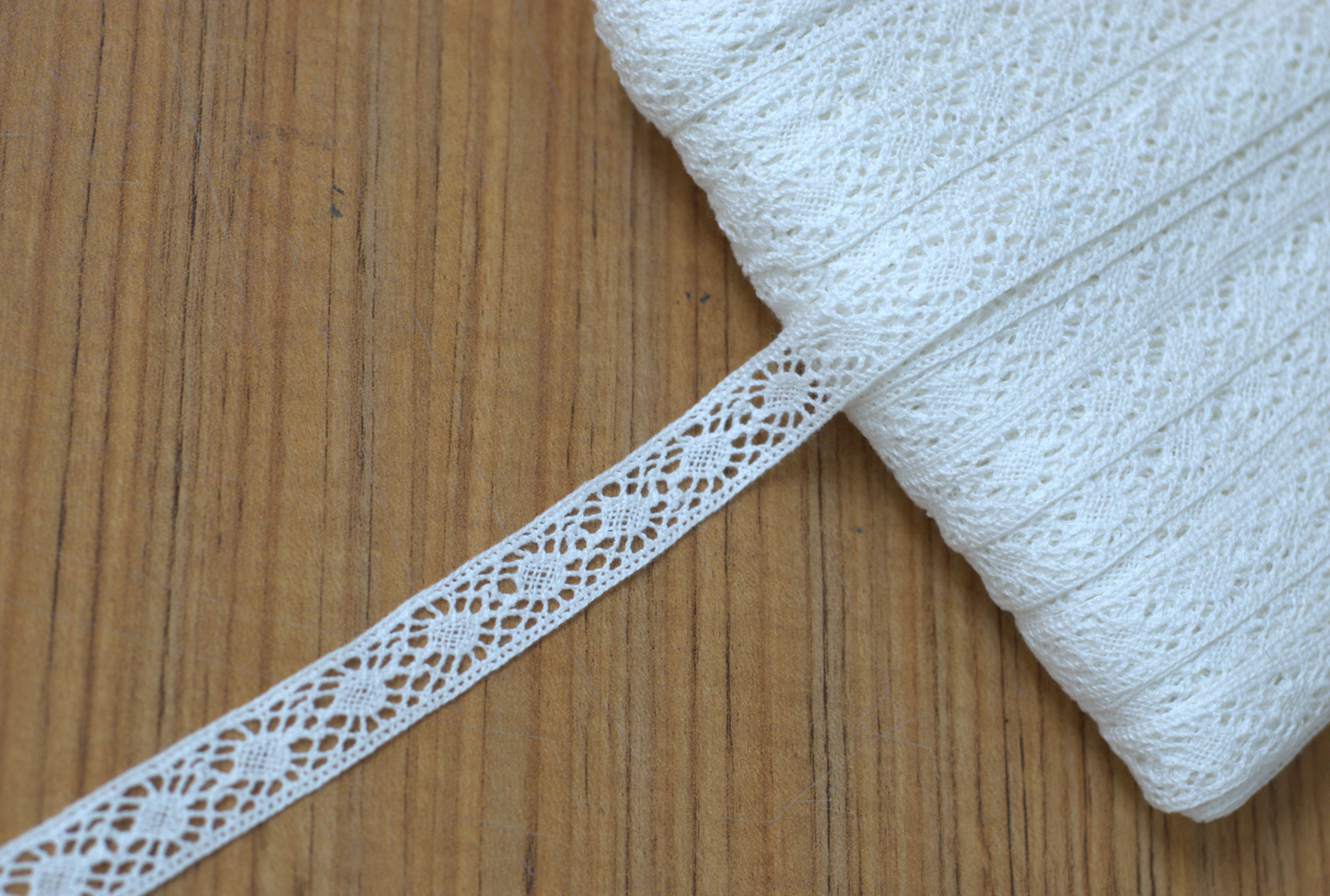 White/Beige Lace Trim - 1.5 cm Width - 10M / 20M Roll