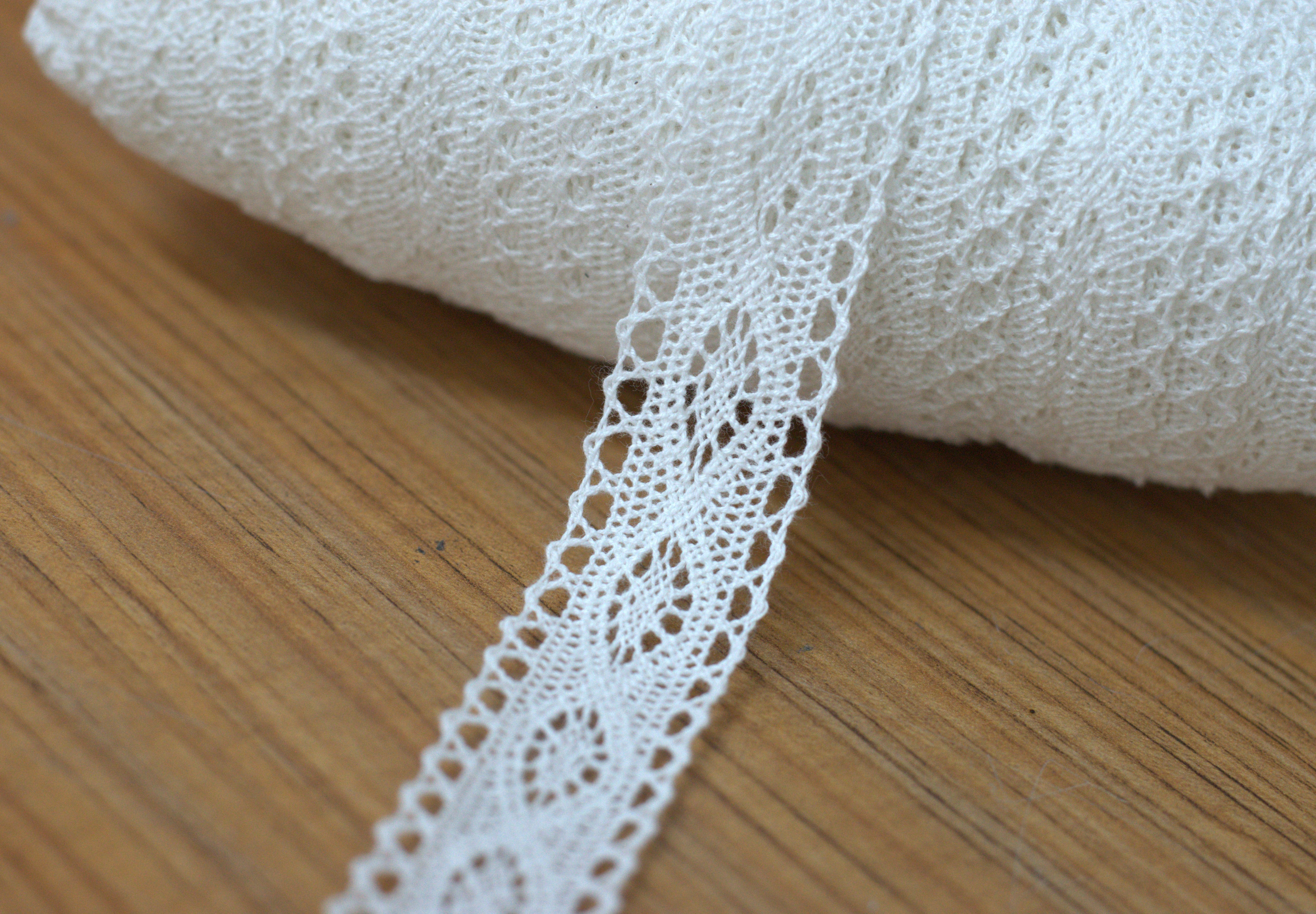 White & Beige Lace Trim - 2.5 cm Width - 10m / 20m Roll