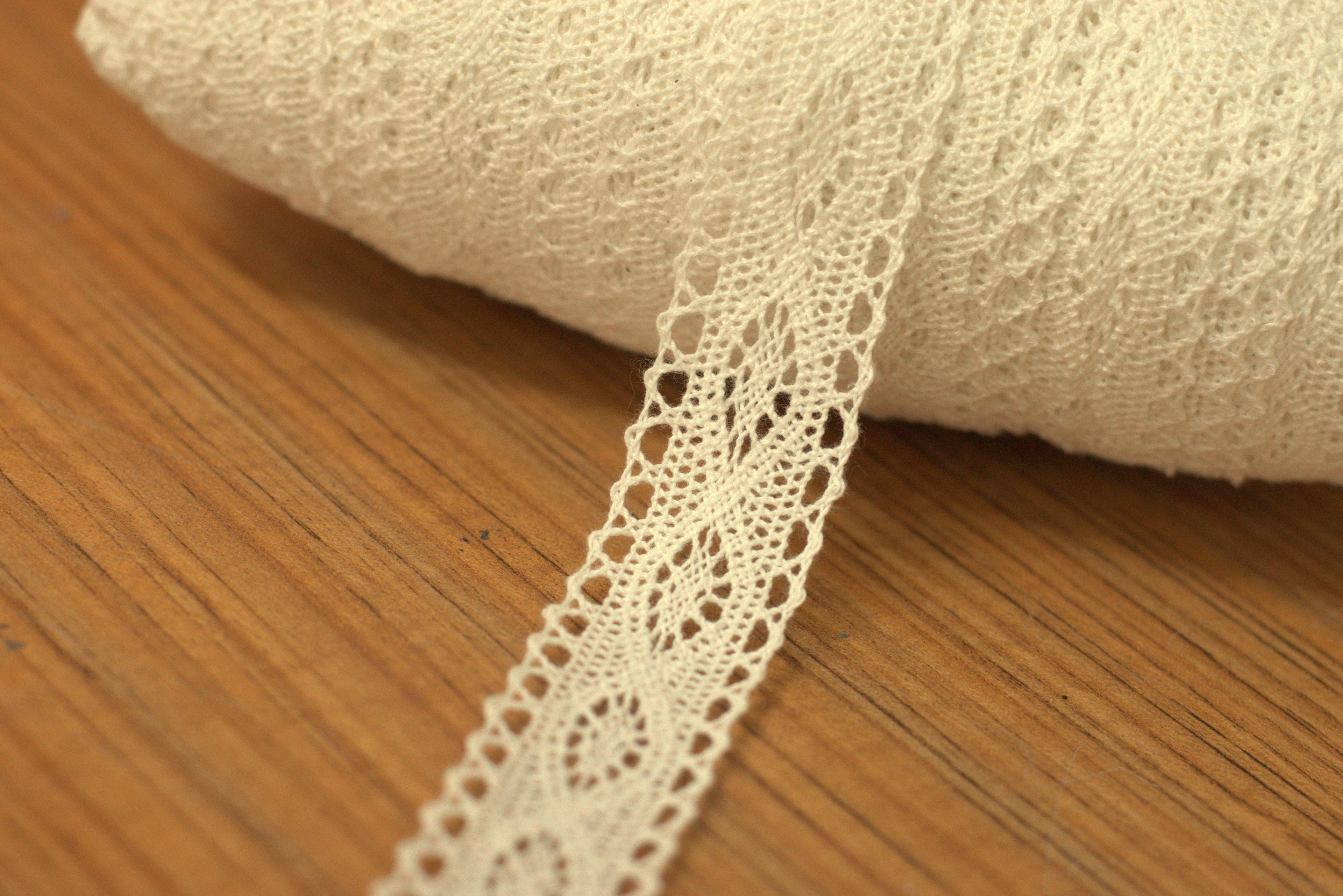 White & Beige Lace Trim - 2.5 cm Width - 10m / 20m Roll