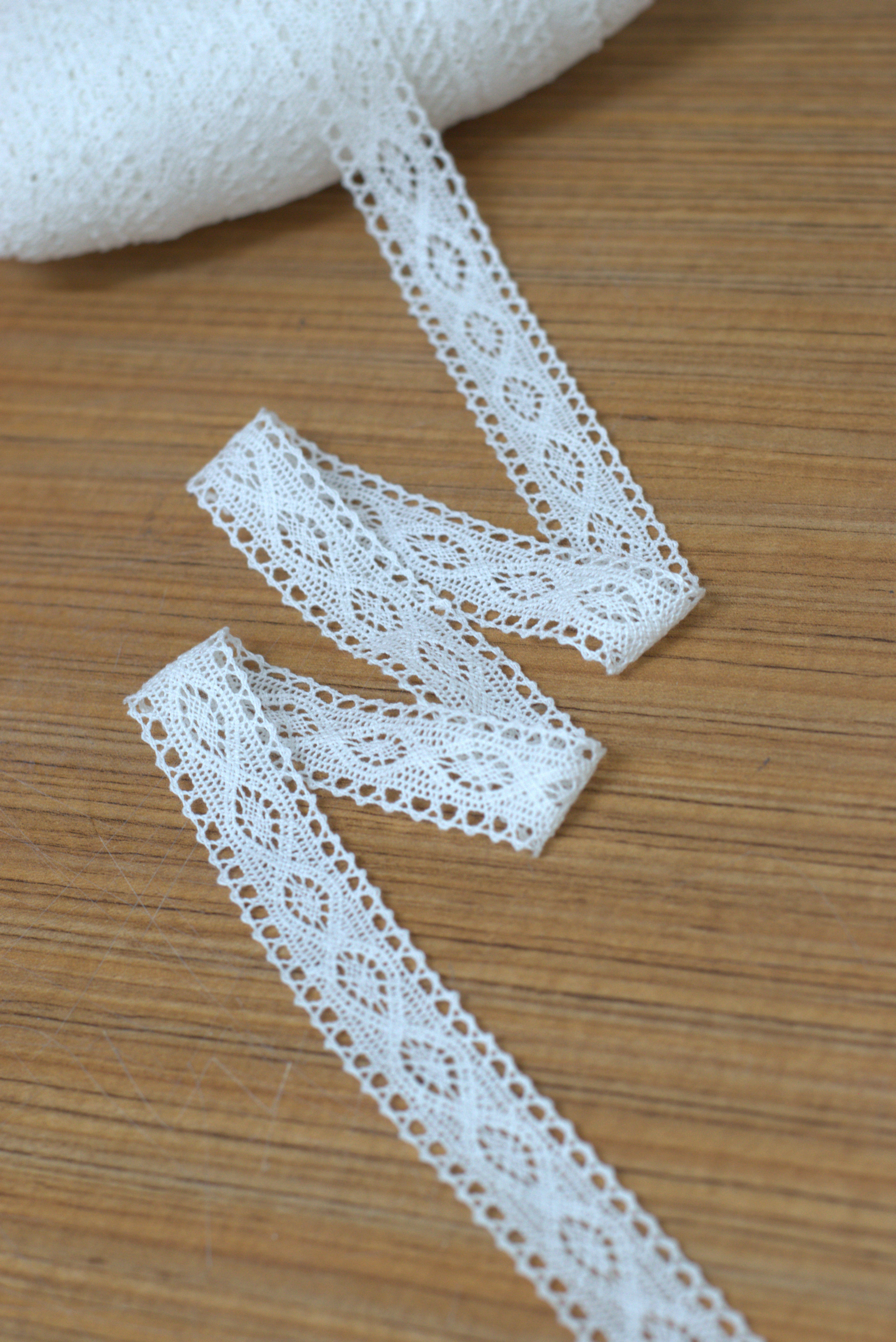 White & Beige Lace Trim - 2.5 cm Width - 10m / 20m Roll