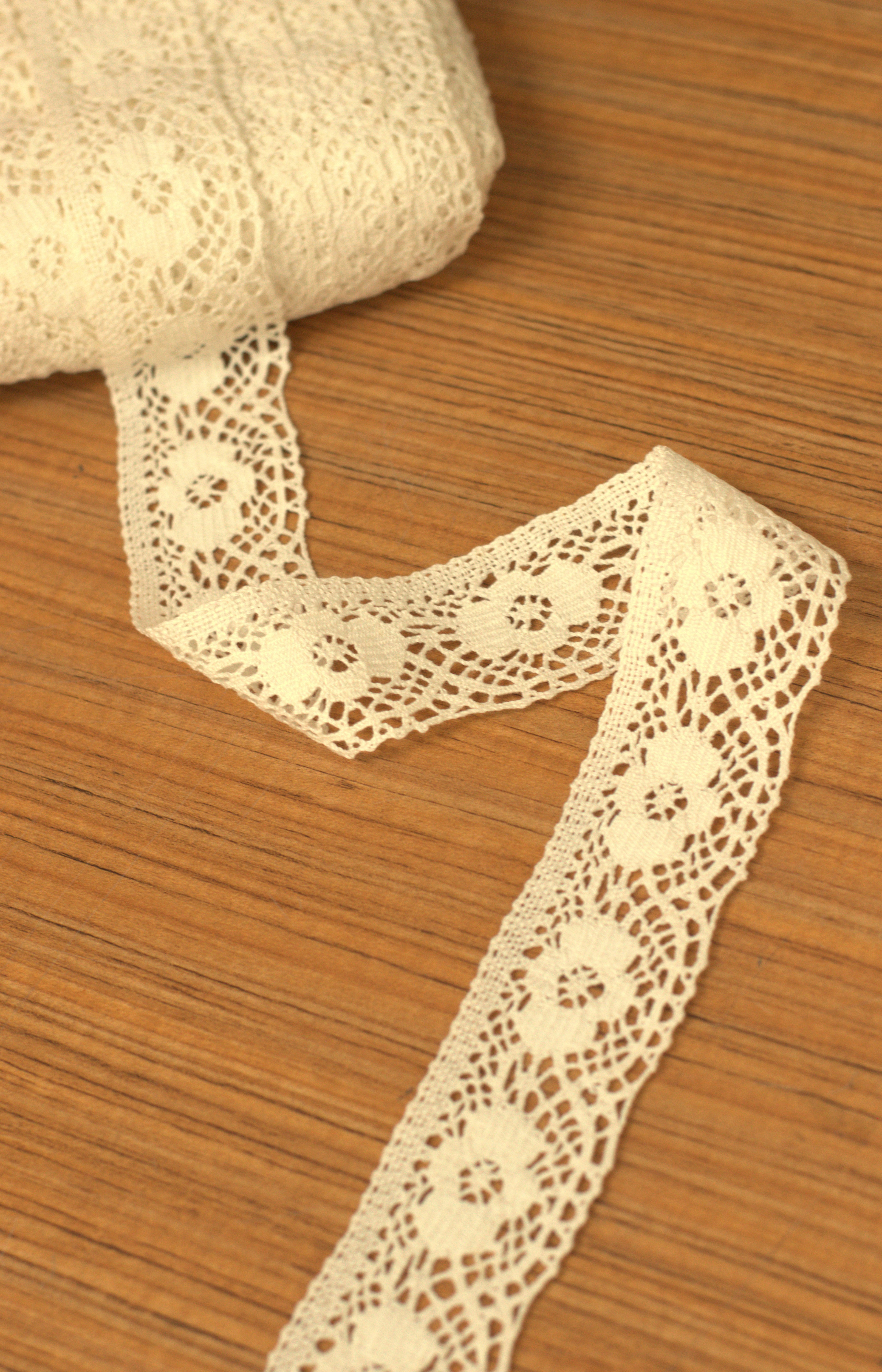 White/Beige Floral Lace Trim - 4.5 cm Width - 10M / 20M Roll