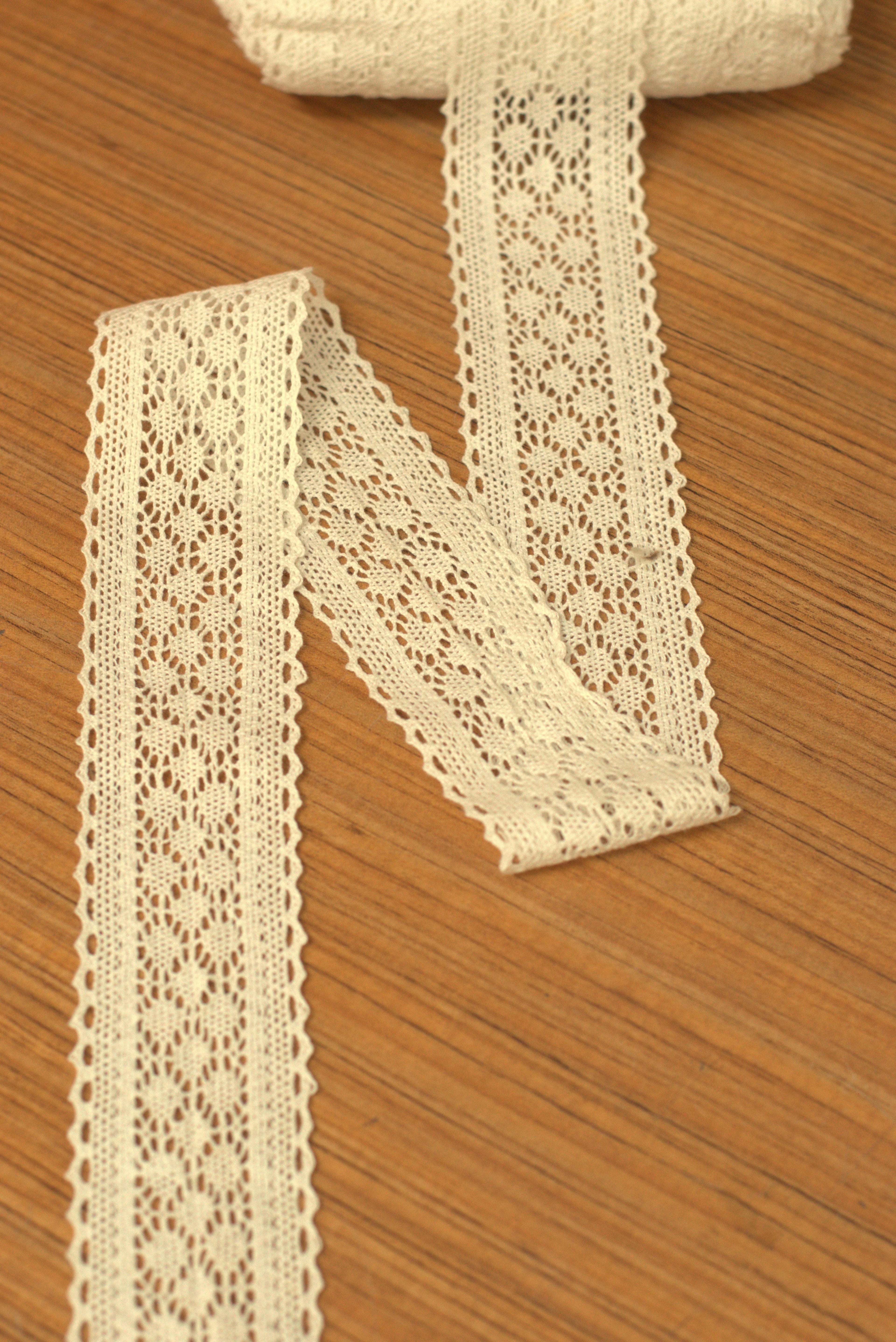 White/Beige Floral Lace Trim - 6 cm Width - 10M / 20M Roll