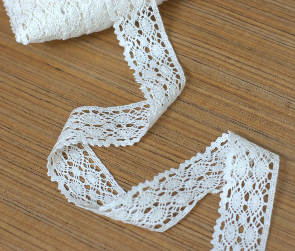 Floral Lace Trim - White/Beige - 4 cm Width - 10m / 20m Roll - Main Product Image - Floral - Nushio