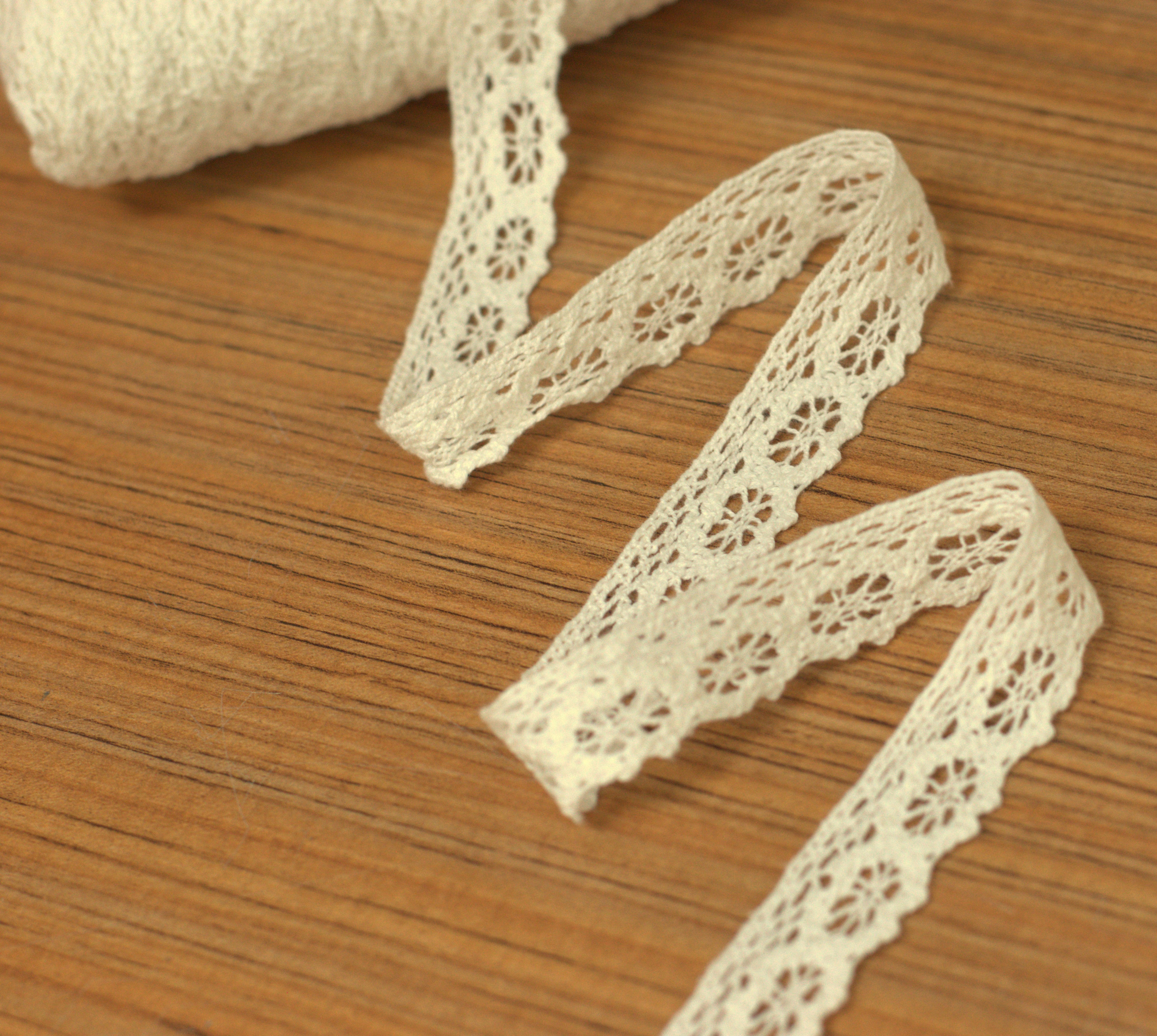 White / Beige Floral Lace Trim - 2 cm Width - 10m / 20m Roll