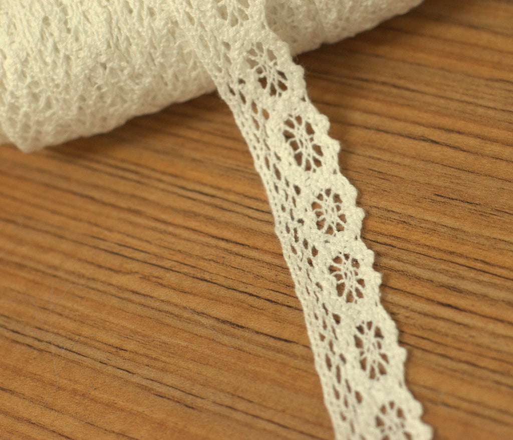 White / Beige Floral Lace Trim - 2 cm Width - 10m / 20m Roll