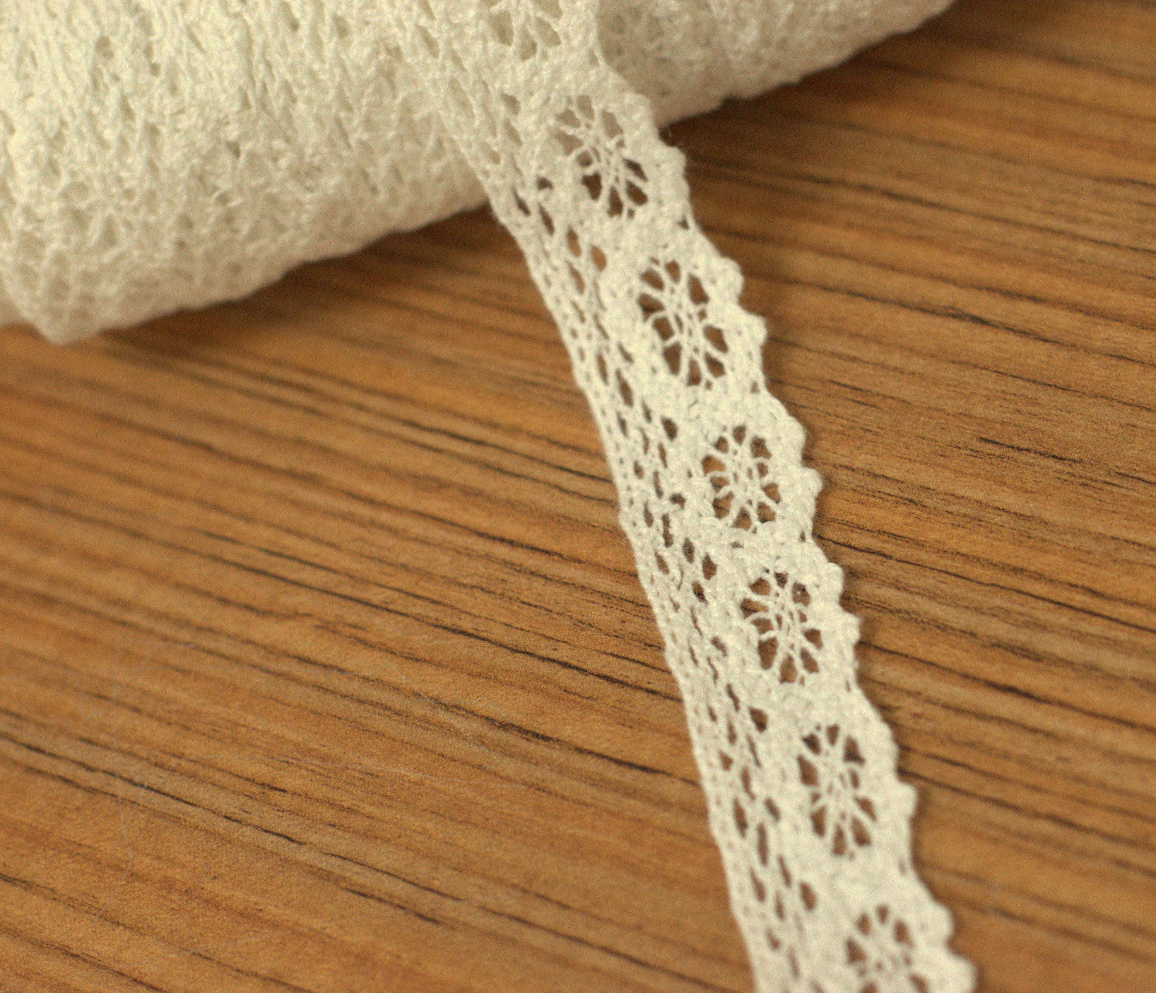 White / Beige Floral Lace Trim - 2 cm Width - 10m / 20m Roll