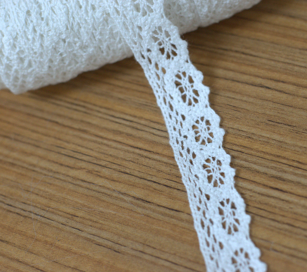 White / Beige Floral Lace Trim - 2 cm Width - 10m / 20m Roll