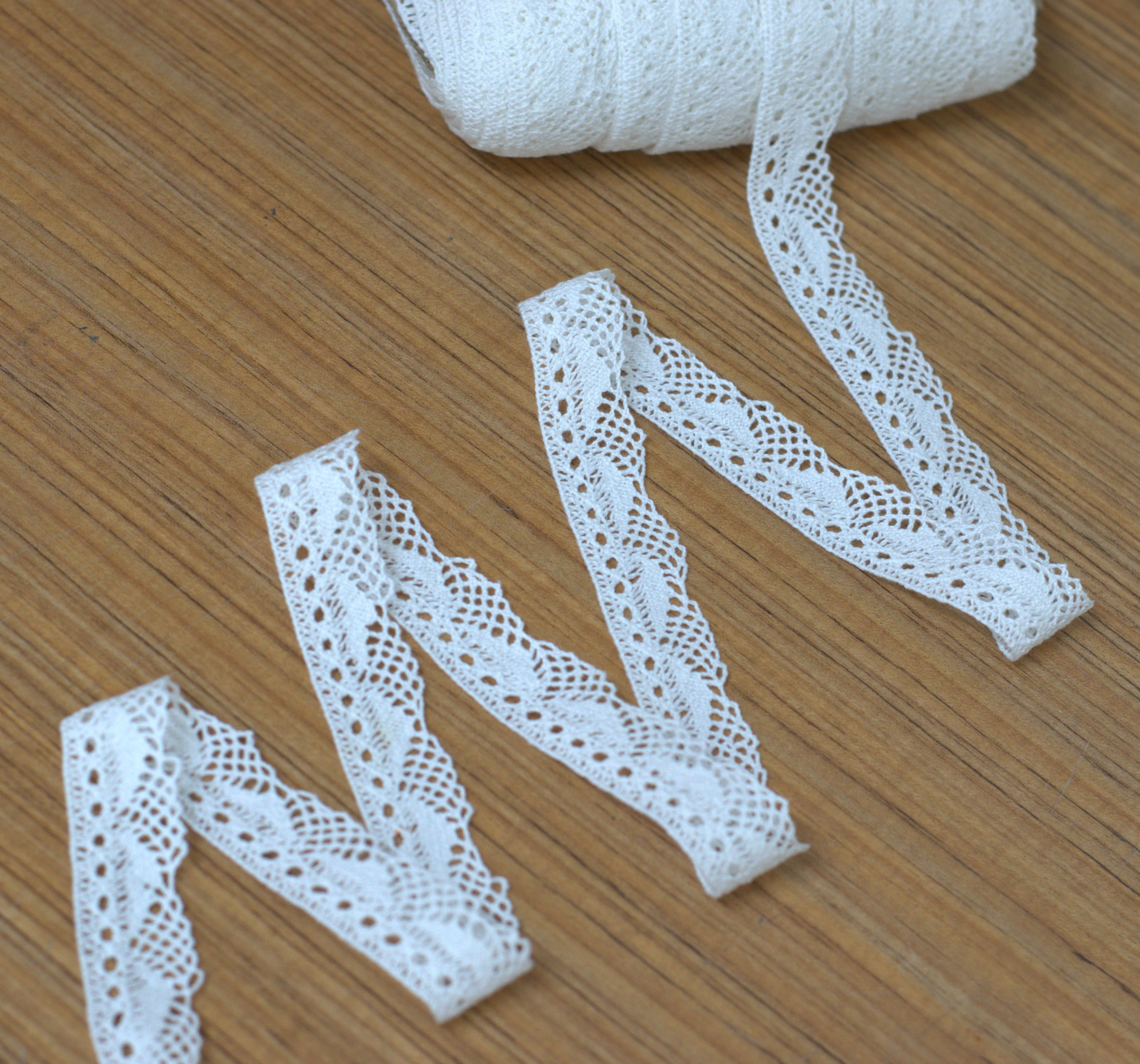 White & Beige Cotton Lace Trim - 2.5 cm Width - 10m / 20m Roll